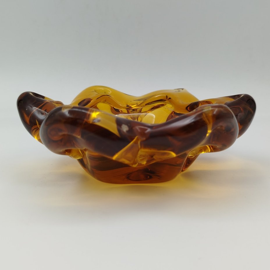 Ваза (орешница) в форме цветка медового оттенка