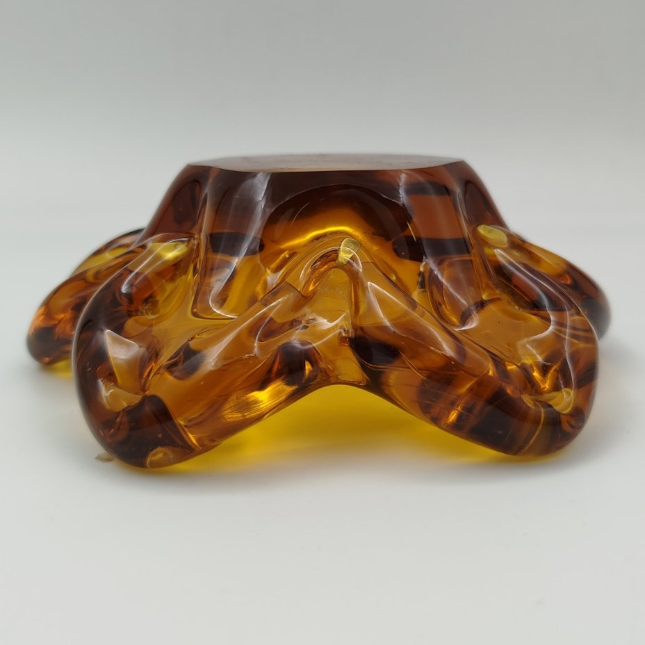 Ваза (орешница) в форме цветка медового оттенка