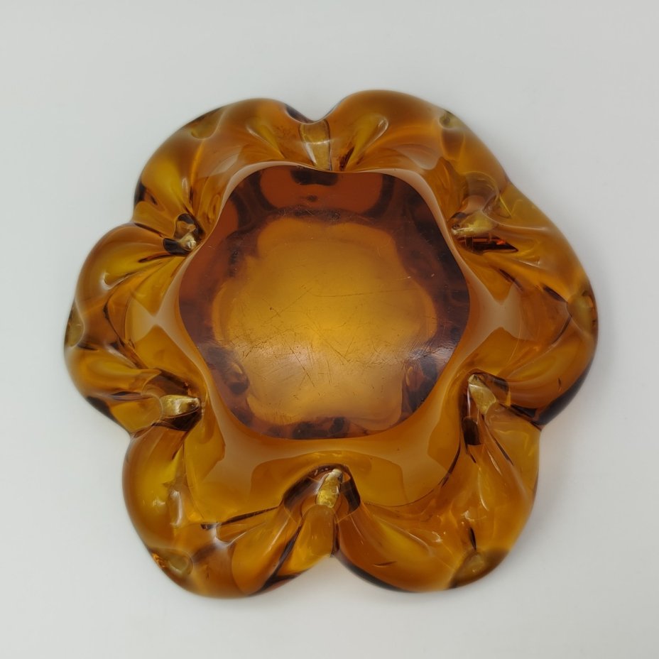 Ваза (орешница) в форме цветка медового оттенка