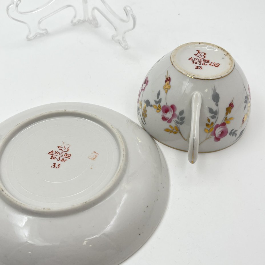 Пара чайная, украшенная цветочным декором, форма "Киевская", фарфор, роспись, золочение, Дулевский фарфоровый завод (Дулёво), СССР, 1958 г.