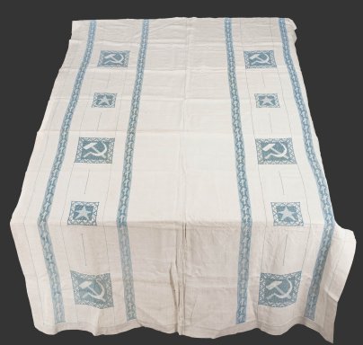 Скатерть агитационная "Серп и молот" с пятиконечными звездами и самолетами, автор рисунка С.П. Бурылин (предположительно), Тарусская артель вышивальщиц (предположительно), лен, вышивка (перевить), СССР, 1920-1940 гг.