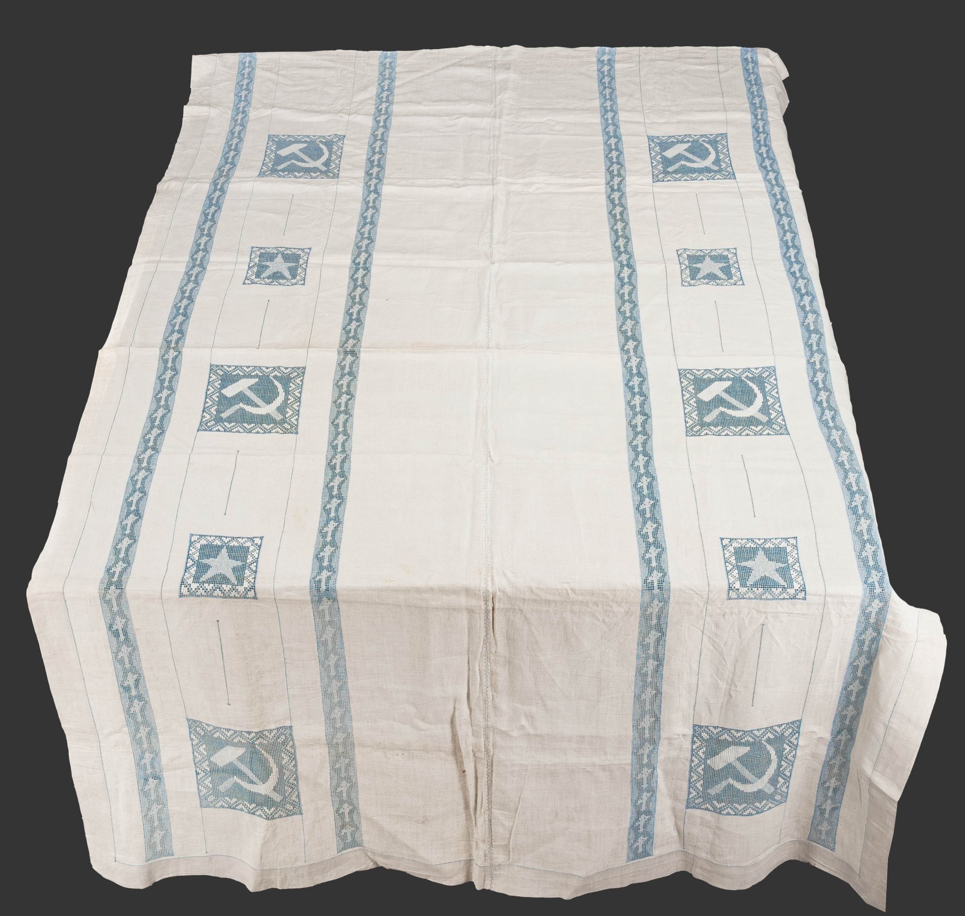 Скатерть агитационная "Серп и молот" с пятиконечными звездами и самолетами, автор рисунка С.П. Бурылин (предположительно), Тарусская артель вышивальщиц (предположительно), лен, вышивка (перевить), СССР, 1920-1940 гг.