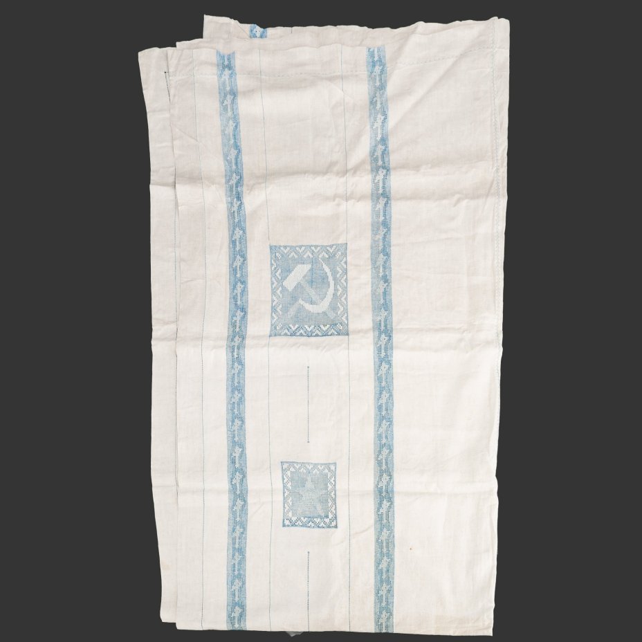 Скатерть агитационная "Серп и молот" с пятиконечными звездами и самолетами, автор рисунка С.П. Бурылин (предположительно), Тарусская артель вышивальщиц (предположительно), лен, вышивка (перевить), СССР, 1920-1940 гг.