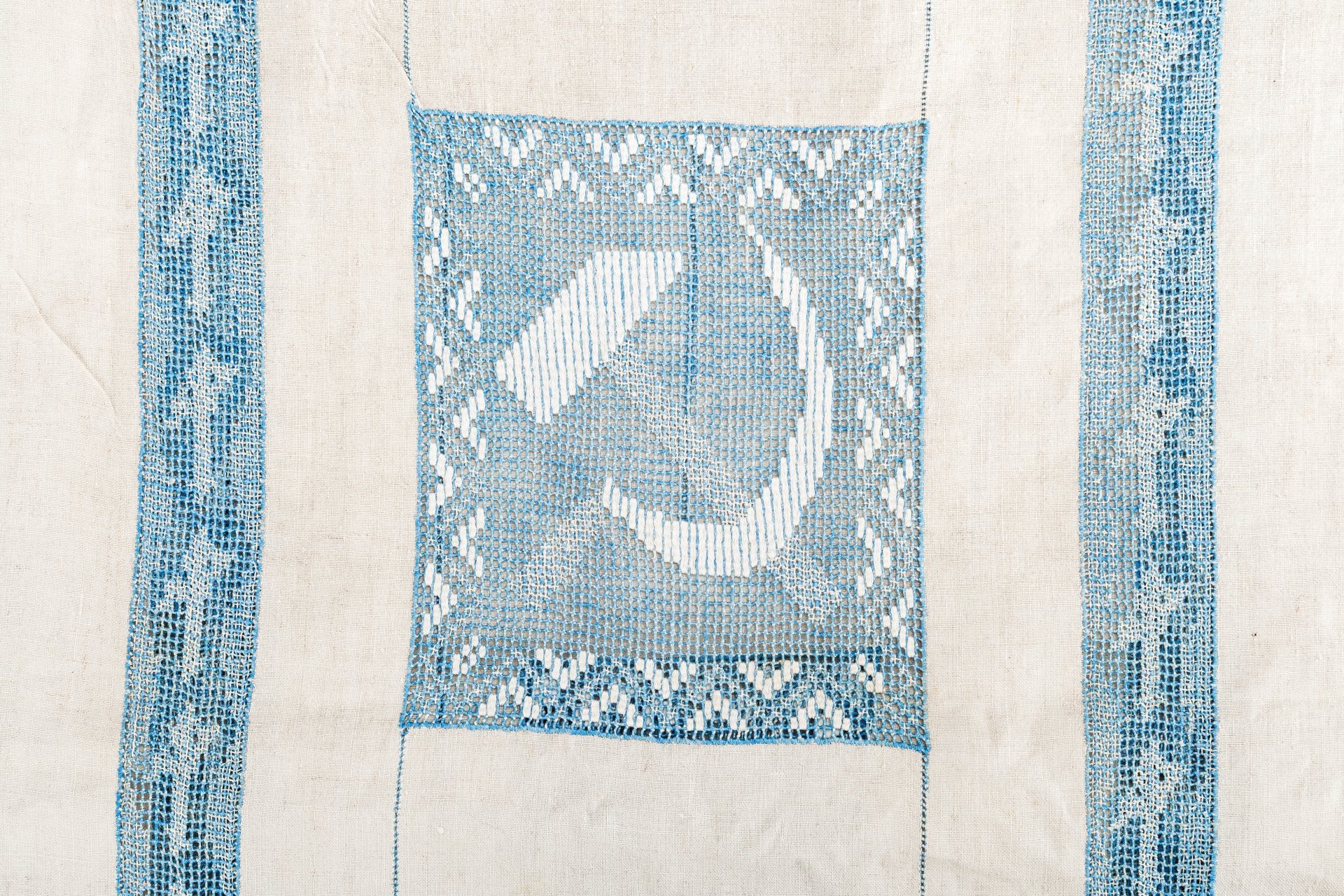 Скатерть агитационная "Серп и молот" с пятиконечными звездами и самолетами, автор рисунка С.П. Бурылин (предположительно), Тарусская артель вышивальщиц (предположительно), лен, вышивка (перевить), СССР, 1920-1940 гг.