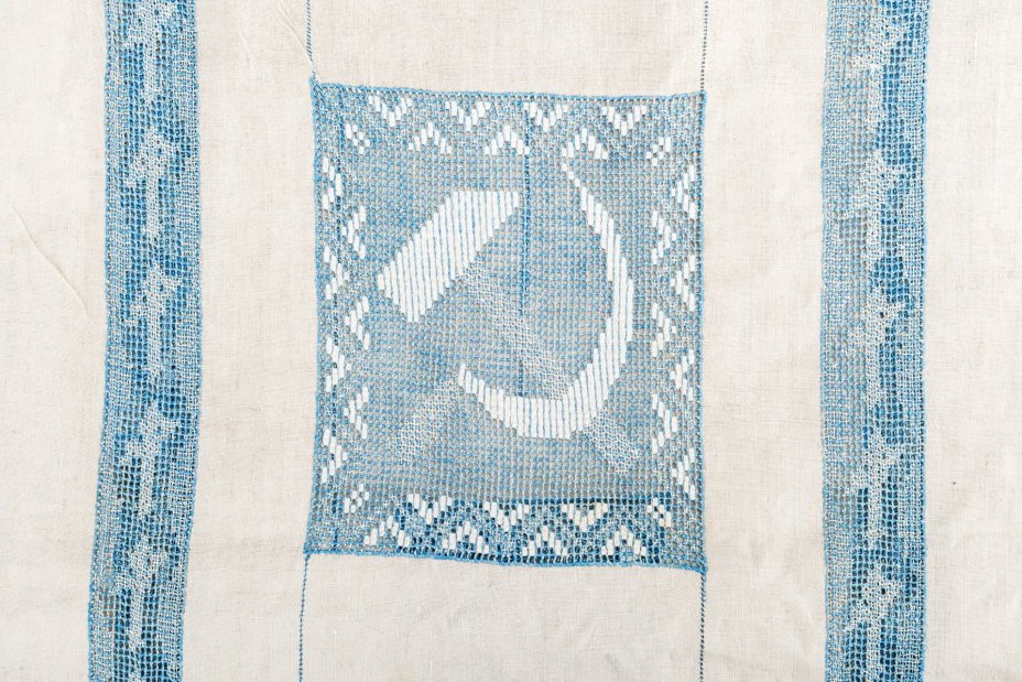 Скатерть агитационная "Серп и молот" с пятиконечными звездами и самолетами, автор рисунка С.П. Бурылин (предположительно), Тарусская артель вышивальщиц (предположительно), лен, вышивка (перевить), СССР, 1920-1940 гг.