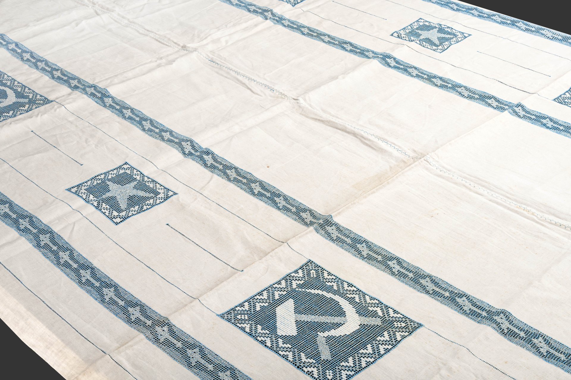 Скатерть агитационная "Серп и молот" с пятиконечными звездами и самолетами, автор рисунка С.П. Бурылин (предположительно), Тарусская артель вышивальщиц (предположительно), лен, вышивка (перевить), СССР, 1920-1940 гг.