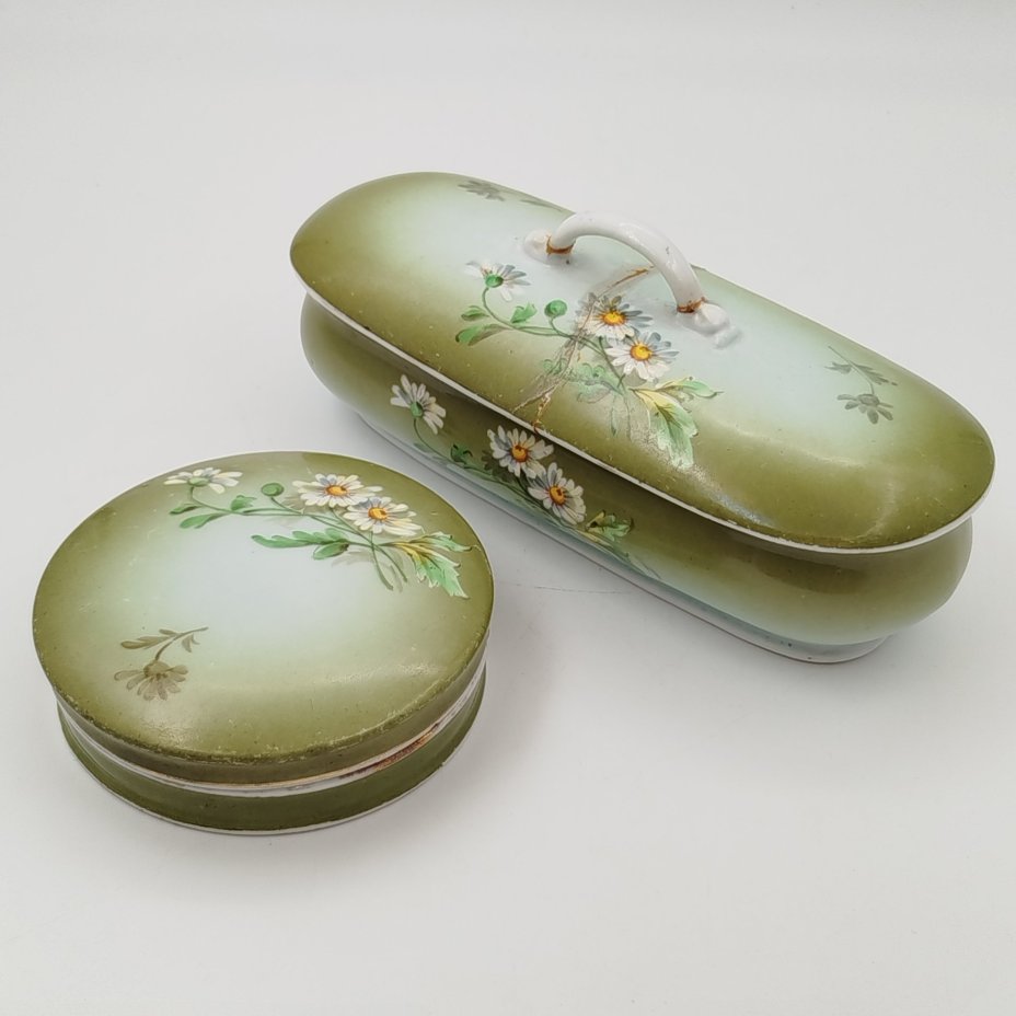 Набор из двух предметов для туалетного столика (шкатулка и судок для зубных щёток) с декором в виде ромашек
