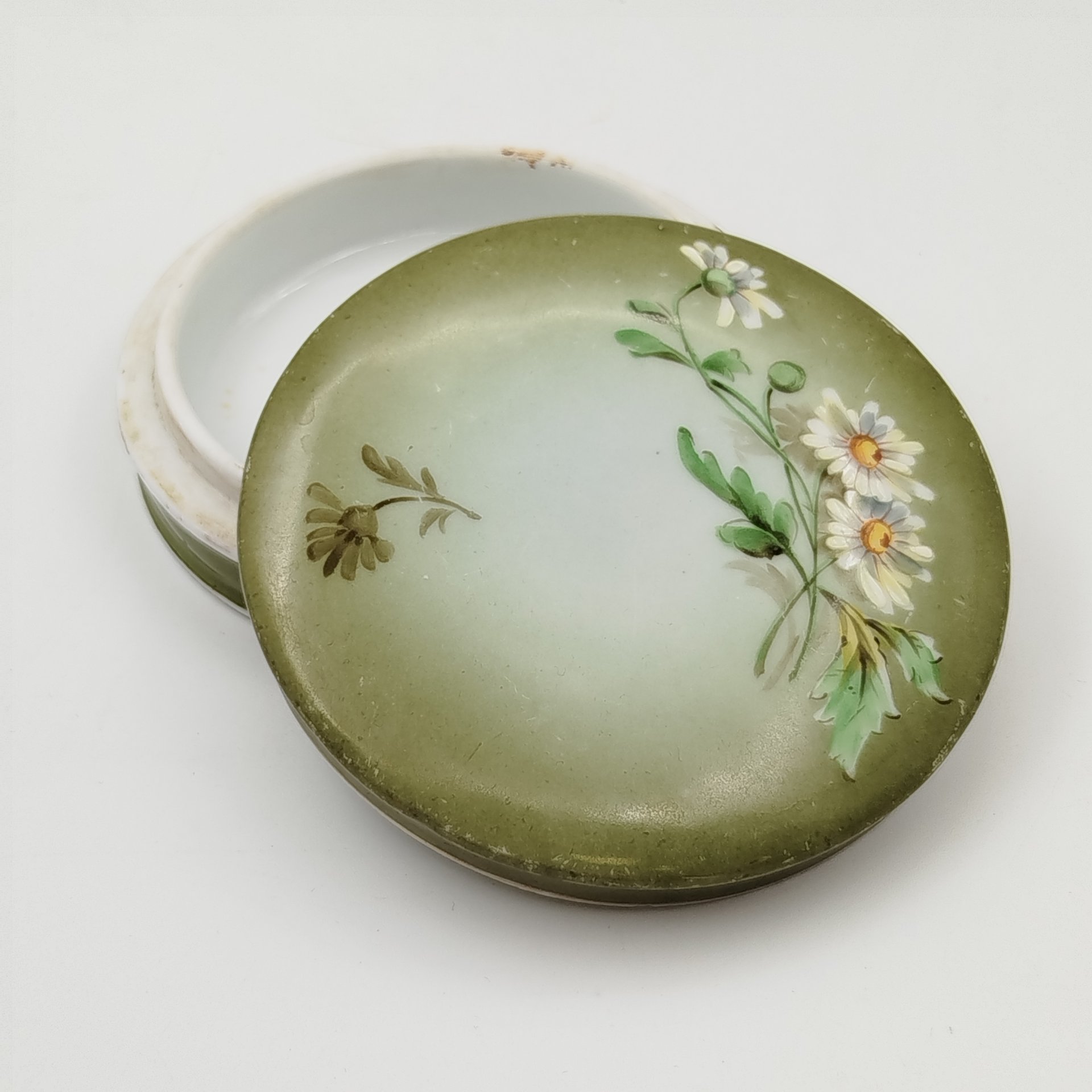 Набор из двух предметов для туалетного столика (шкатулка и судок для зубных щёток) с декором в виде ромашек