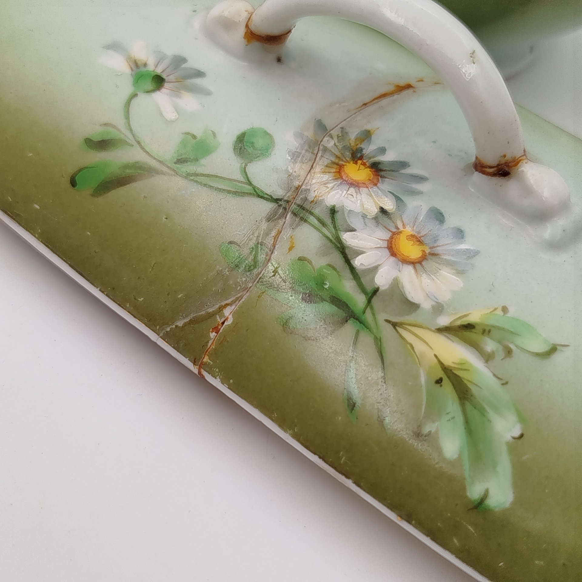 Набор из двух предметов для туалетного столика (шкатулка и судок для зубных щёток) с декором в виде ромашек