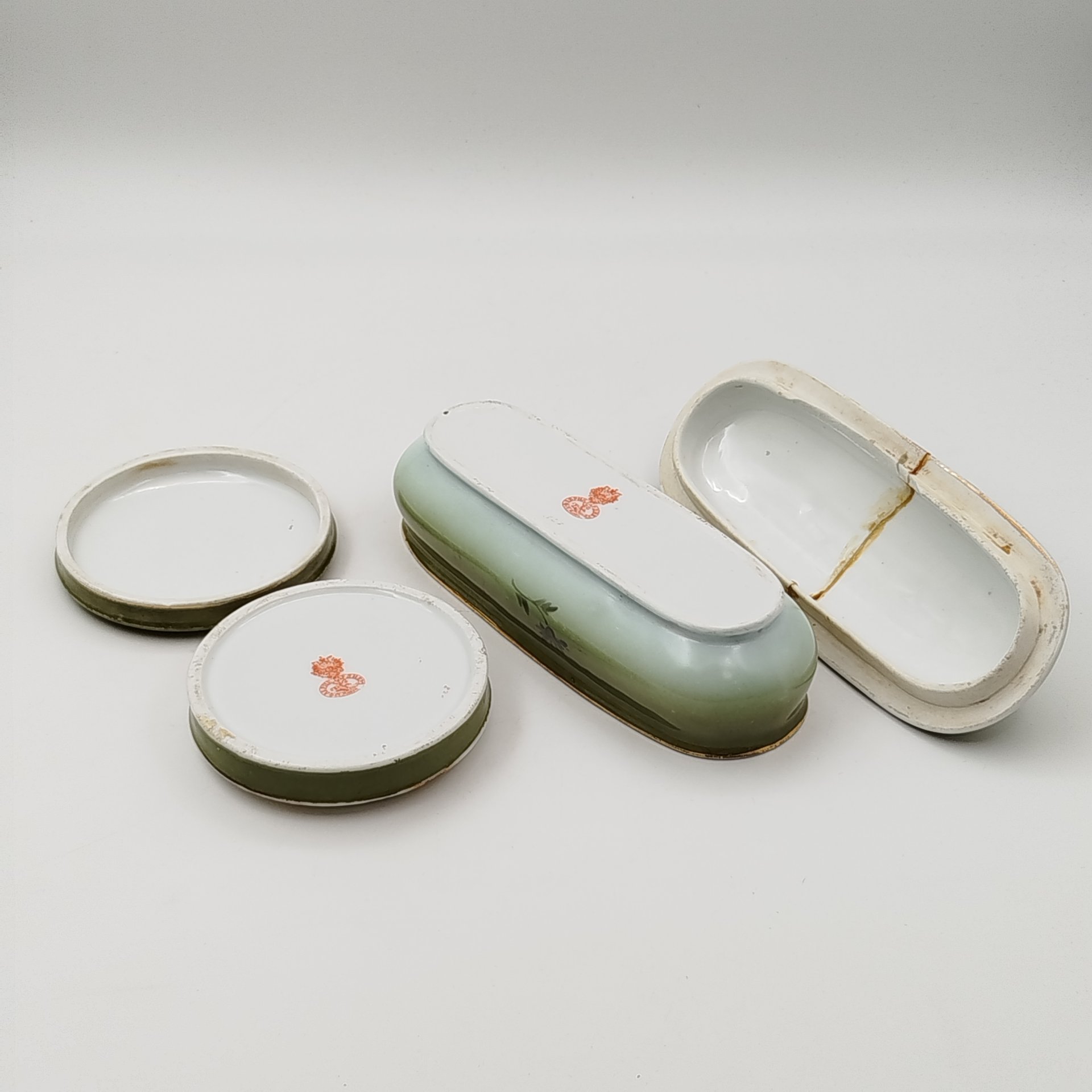 Набор из двух предметов для туалетного столика (шкатулка и судок для зубных щёток) с декором в виде ромашек