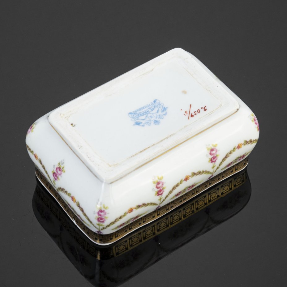 Шкатулка, украшенная цветочными гирляндами, Comte Harrach (Граф Гаррах)
