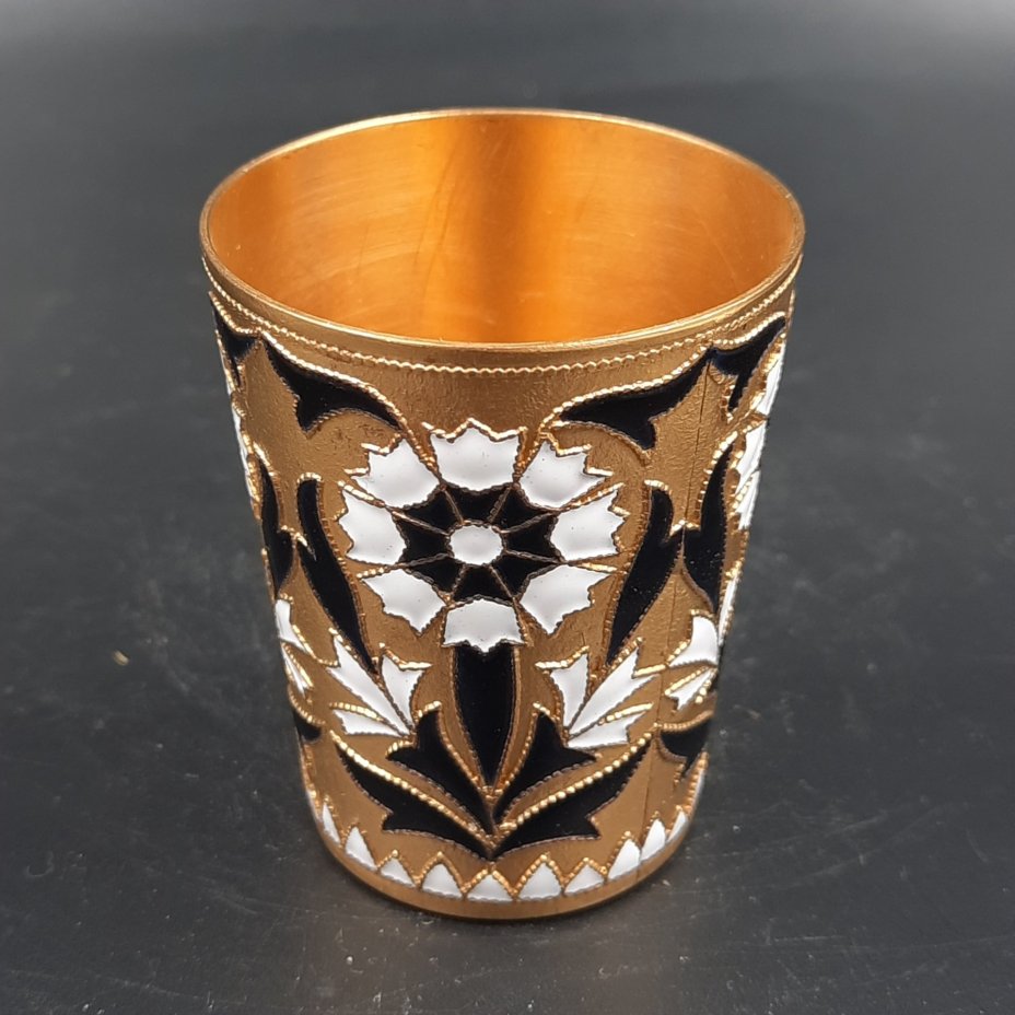 Стопка со стилизованным цветочным декором, латунь, эмали, золочение, Ленинградская ювелирная фабрика, СССР, 1960-1980 гг.