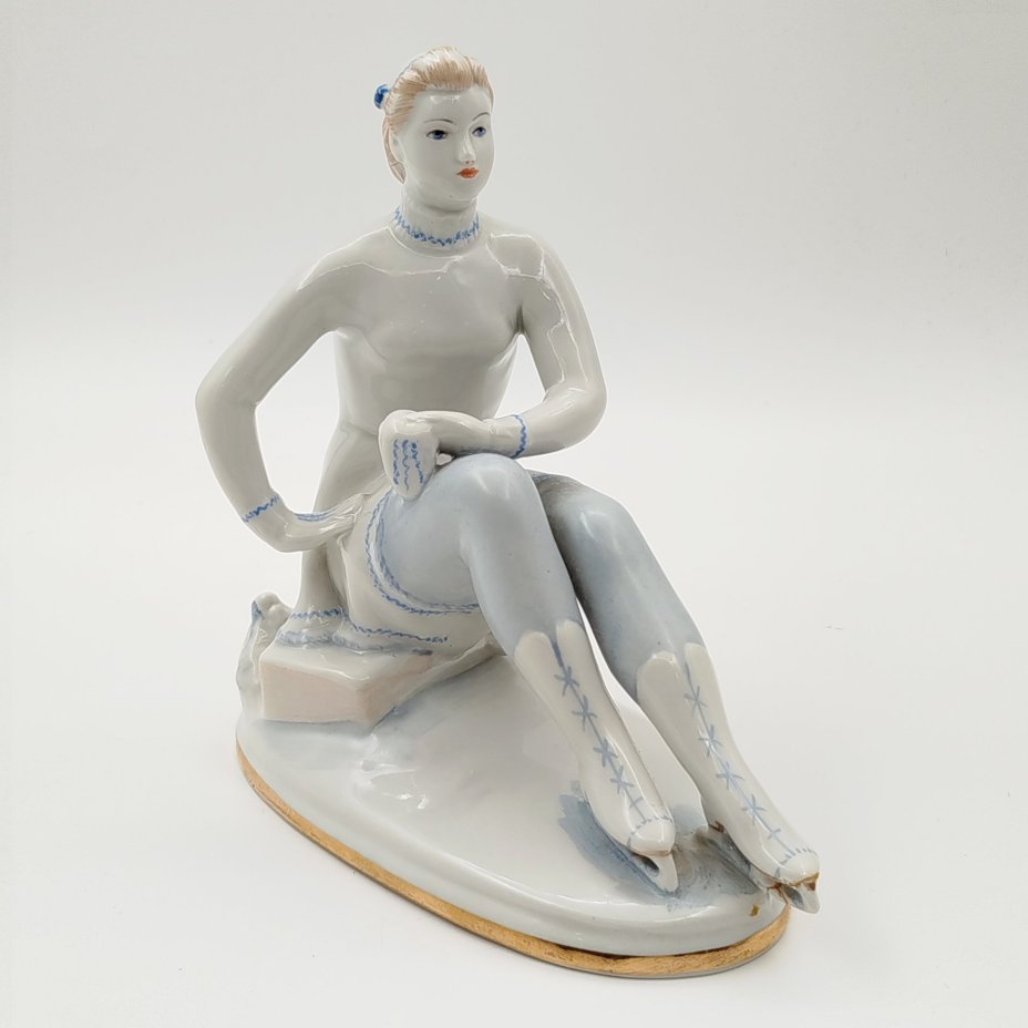 Статуэтка "Фигуристка" (физкультурница), скульптор Е. Гендельман, фарфор, роспись, золочение, Ленинградский фарфоровый завод (ЛФЗ), СССР, 1960-1980 гг.