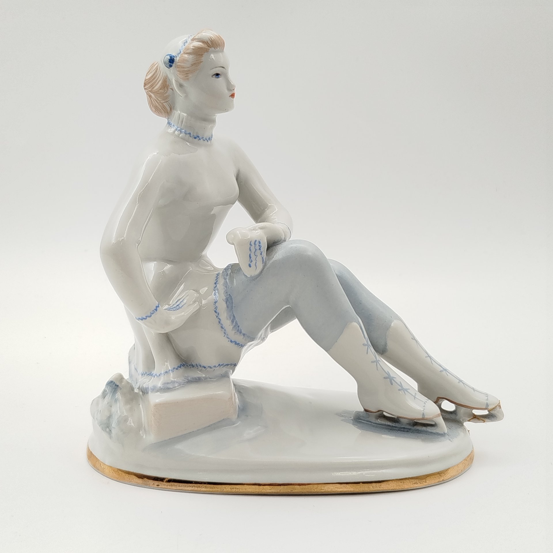 Статуэтка "Фигуристка" (физкультурница), скульптор Е. Гендельман, фарфор, роспись, золочение, Ленинградский фарфоровый завод (ЛФЗ), СССР, 1960-1980 гг.