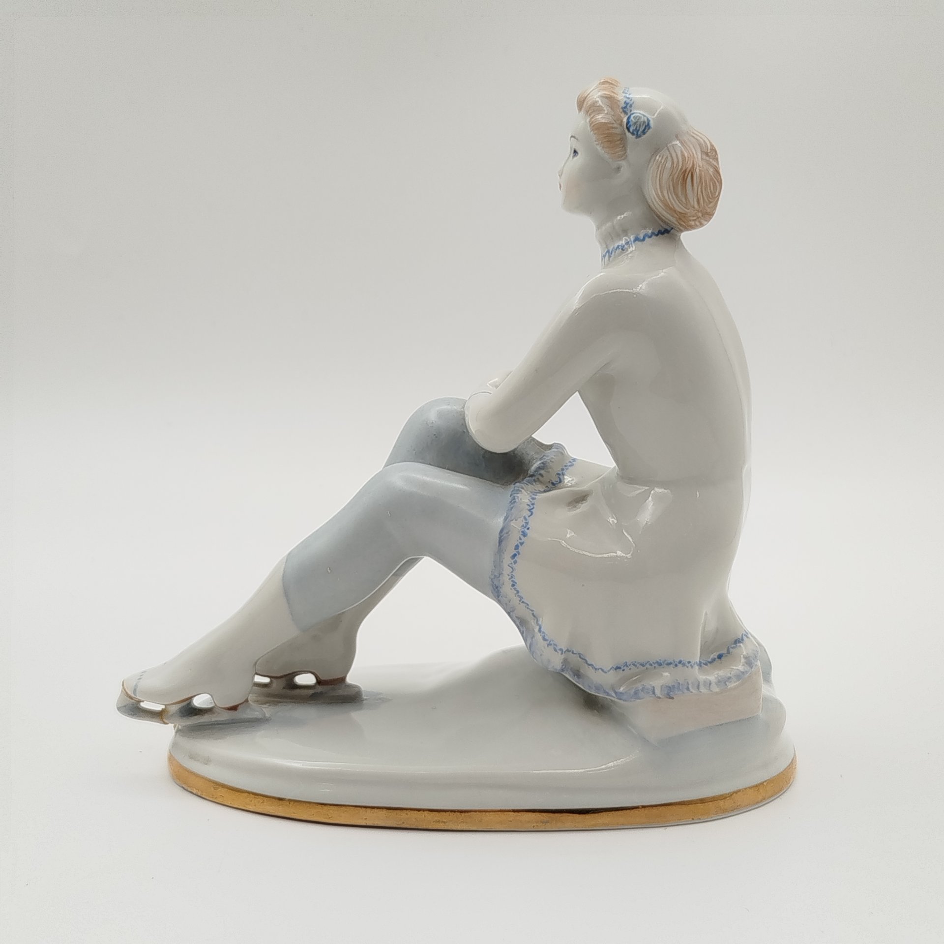 Статуэтка "Фигуристка" (физкультурница), скульптор Е. Гендельман, фарфор, роспись, золочение, Ленинградский фарфоровый завод (ЛФЗ), СССР, 1960-1980 гг.