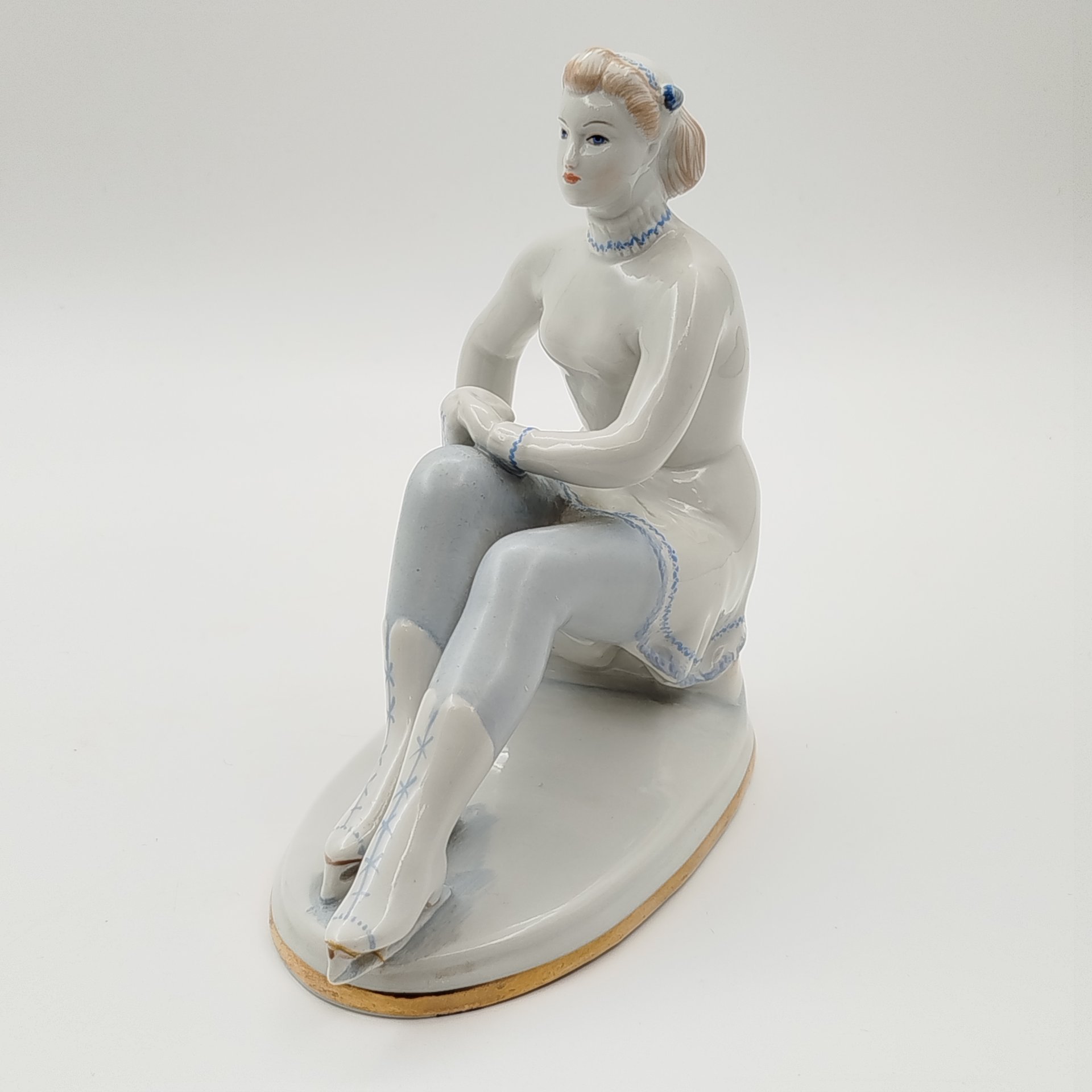 Статуэтка "Фигуристка" (физкультурница), скульптор Е. Гендельман, фарфор, роспись, золочение, Ленинградский фарфоровый завод (ЛФЗ), СССР, 1960-1980 гг.