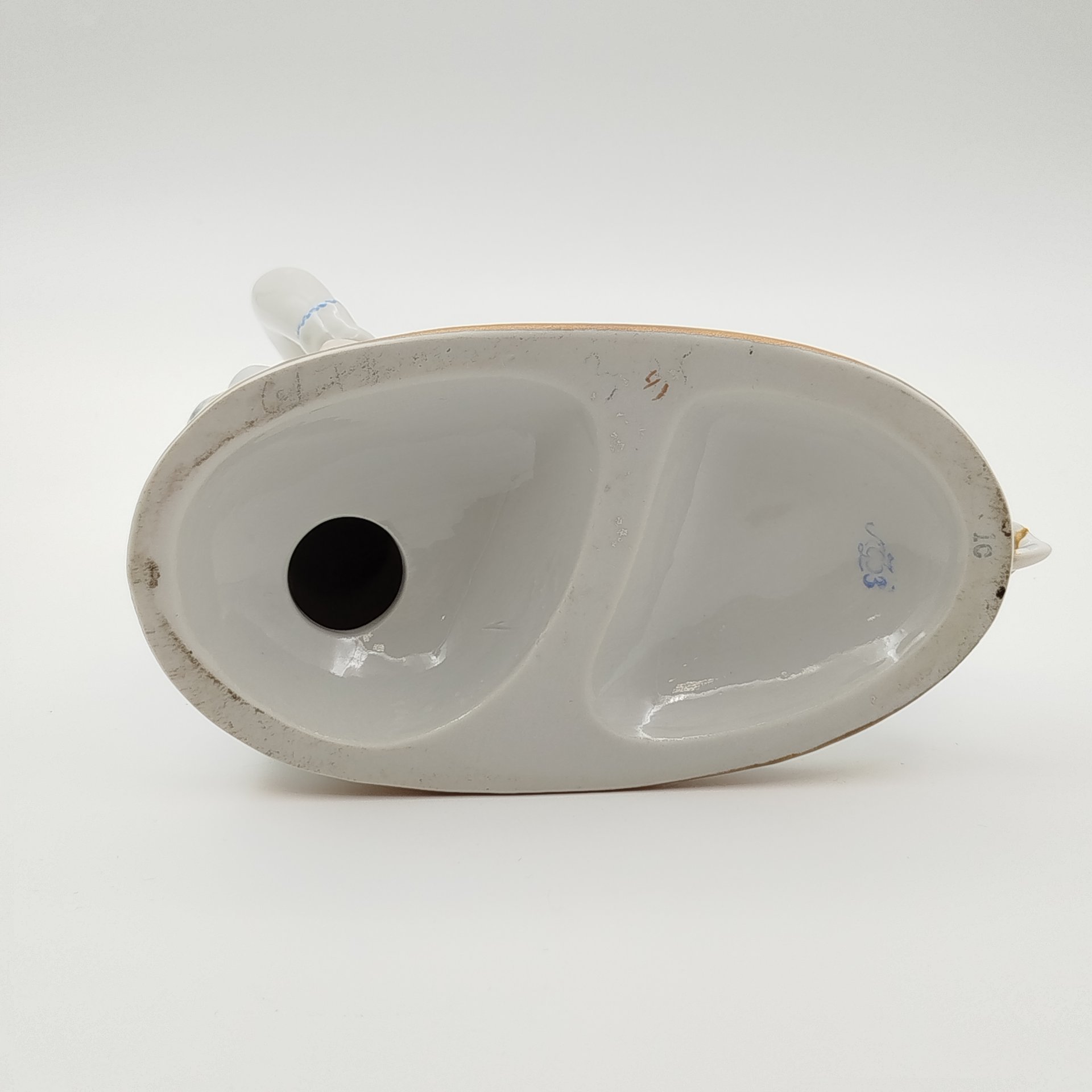 Статуэтка "Фигуристка" (физкультурница), скульптор Е. Гендельман, фарфор, роспись, золочение, Ленинградский фарфоровый завод (ЛФЗ), СССР, 1960-1980 гг.