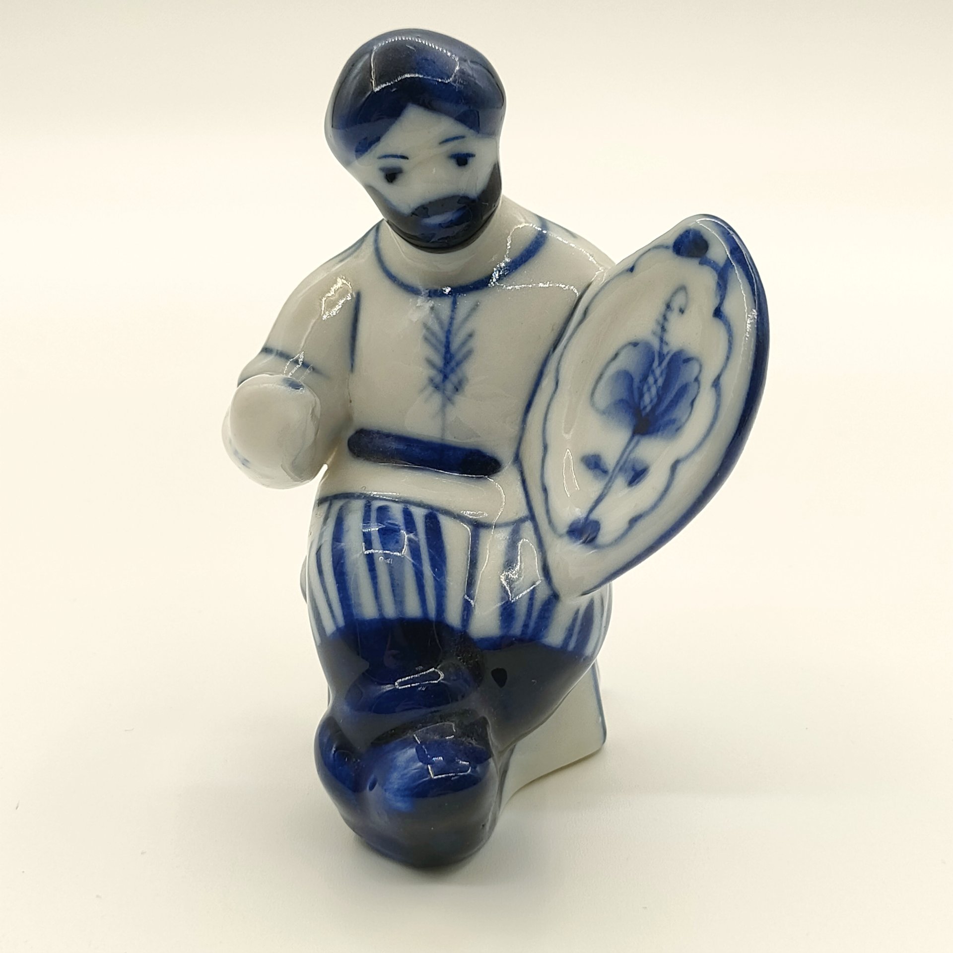 Статуэтка "Жостовский мастер", автор В.В. Неплюев, Гжель, фарфор, роспись, Россия, 1991-2010 гг.