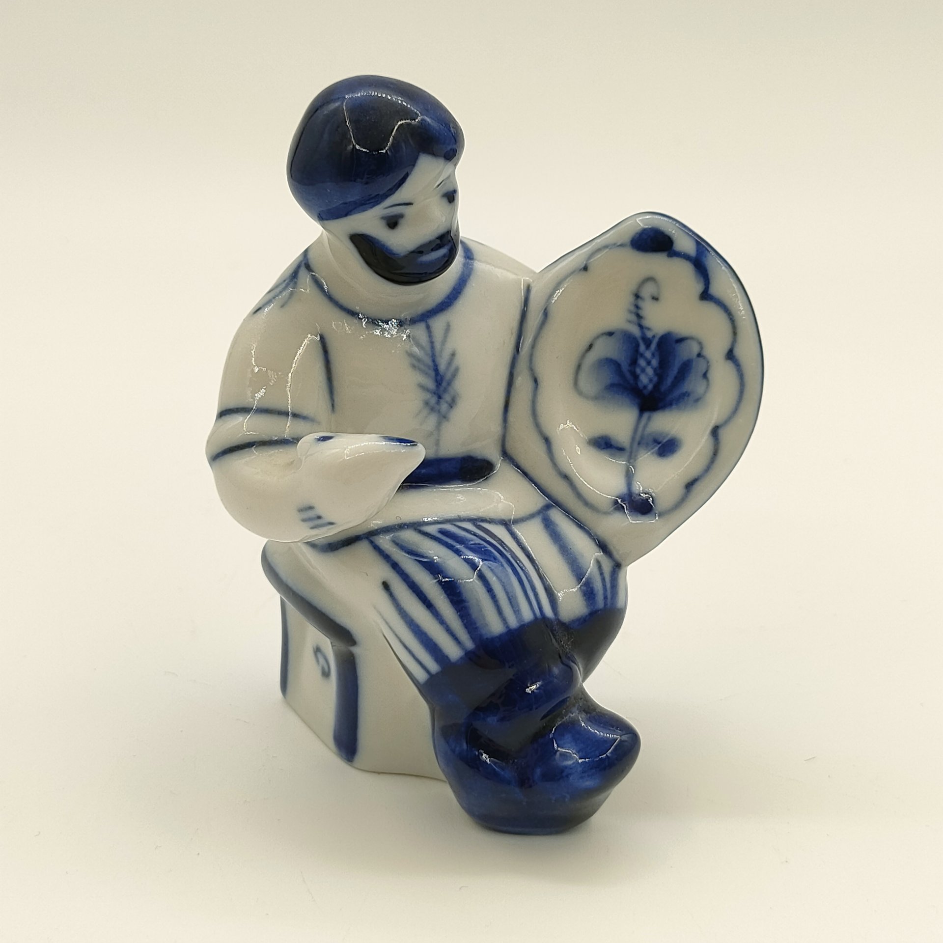 Статуэтка "Жостовский мастер", автор В.В. Неплюев, Гжель, фарфор, роспись, Россия, 1991-2010 гг.