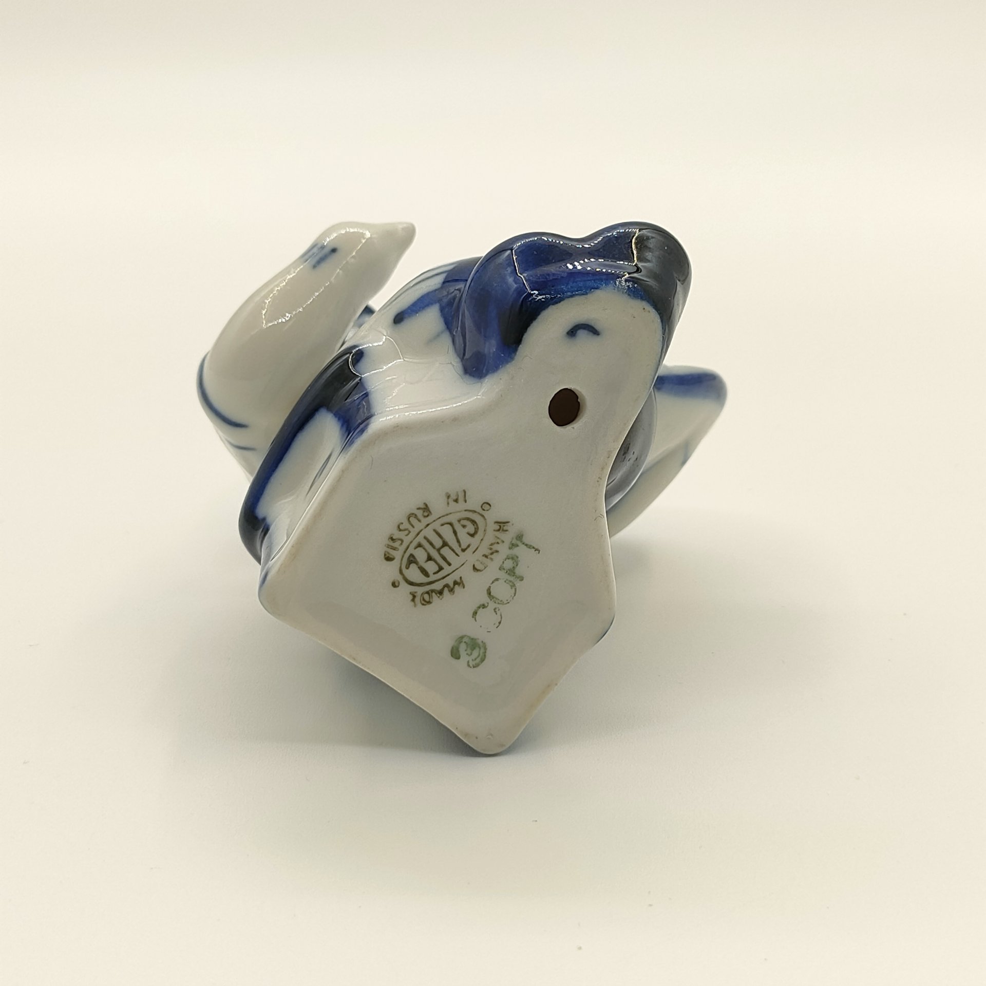 Статуэтка "Жостовский мастер", автор В.В. Неплюев, Гжель, фарфор, роспись, Россия, 1991-2010 гг.