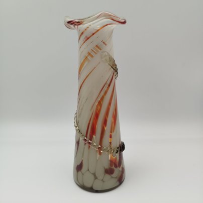 Ваза бело-оранжевого оттенка, украшенная витым элементом на тулове, стекло, гутная техника, налепы, СССР, 1970-1990 гг.