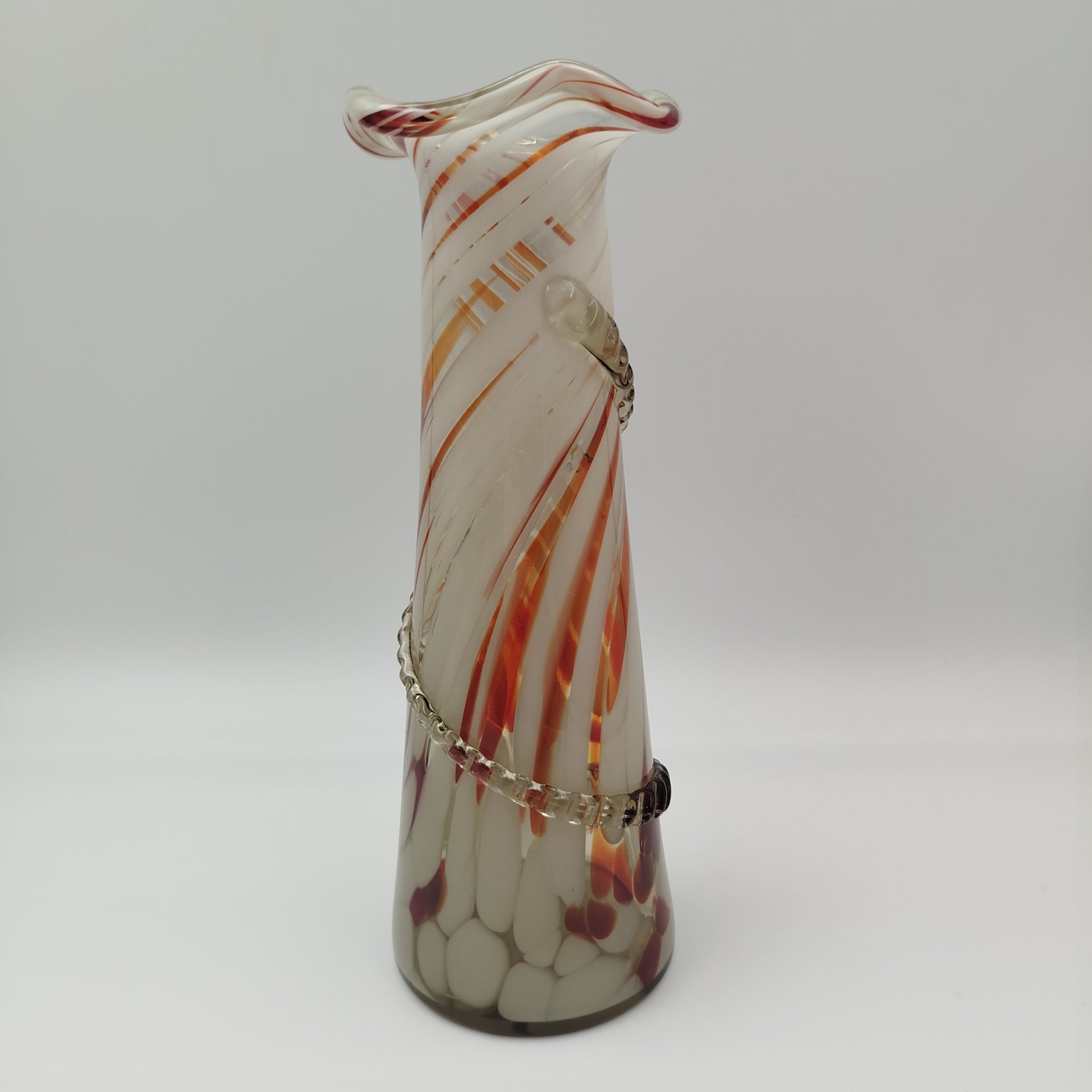 Ваза бело-оранжевого оттенка, украшенная витым элементом на тулове, стекло, гутная техника, налепы, СССР, 1970-1990 гг.