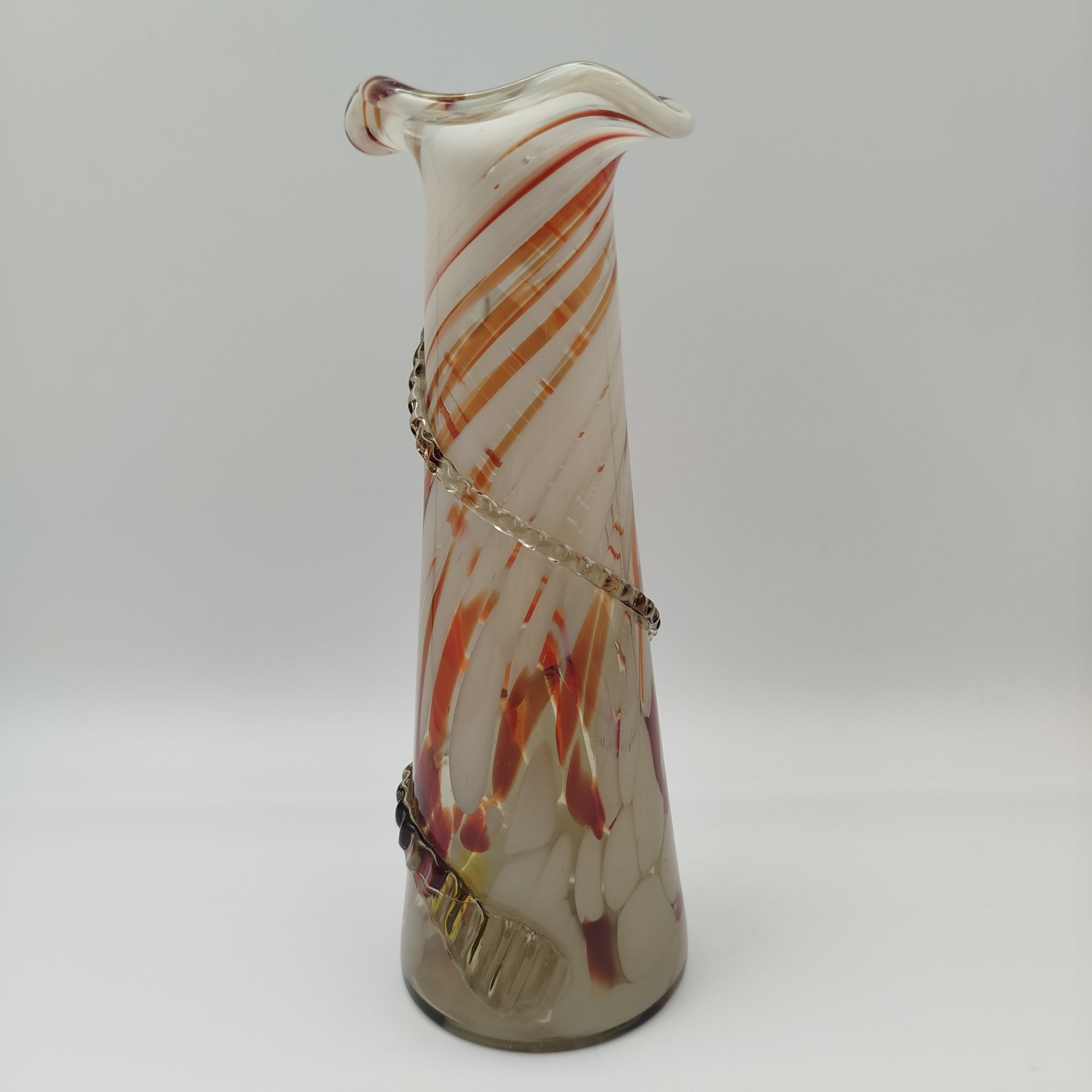 Ваза бело-оранжевого оттенка, украшенная витым элементом на тулове, стекло, гутная техника, налепы, СССР, 1970-1990 гг.