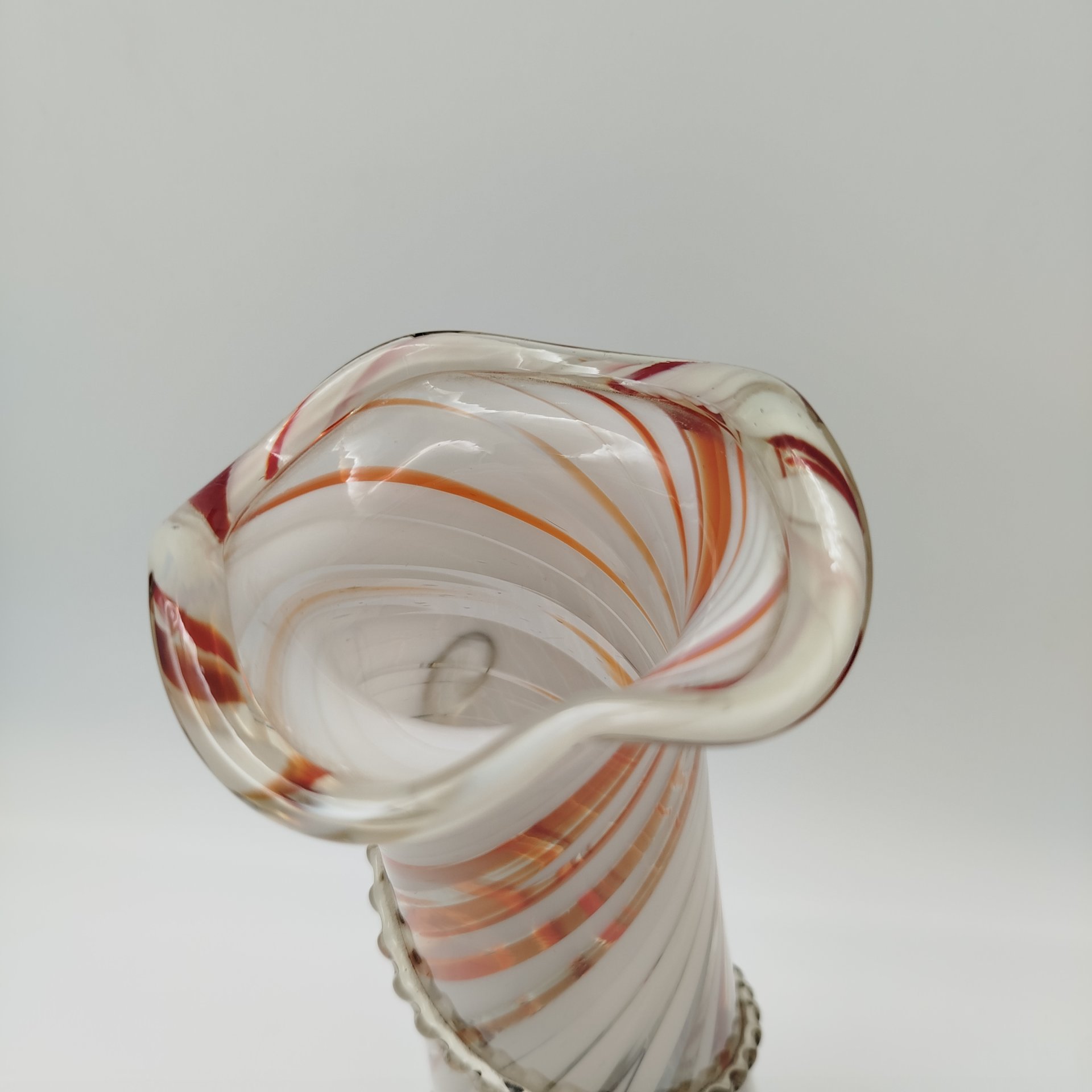 Ваза бело-оранжевого оттенка, украшенная витым элементом на тулове, стекло, гутная техника, налепы, СССР, 1970-1990 гг.
