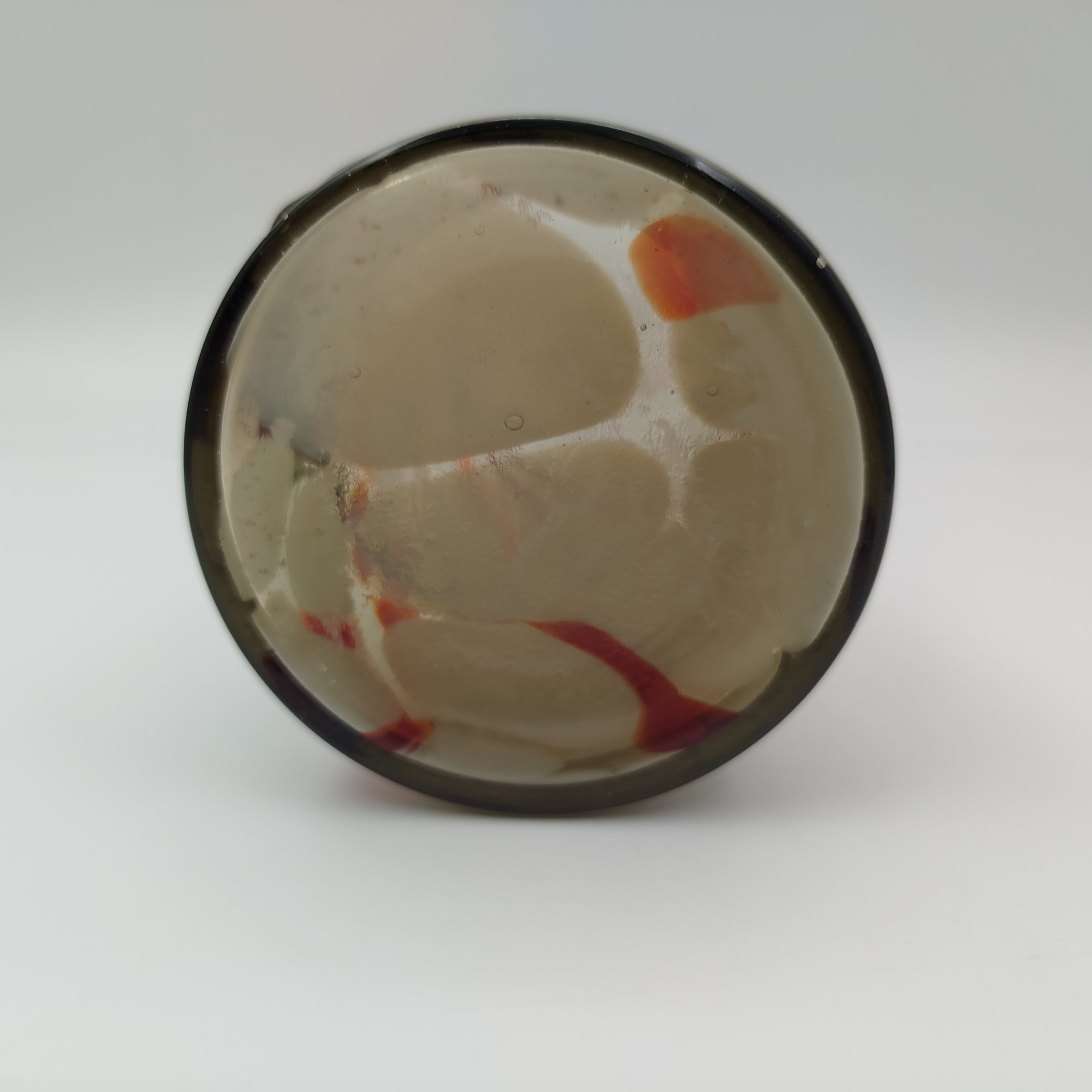 Ваза бело-оранжевого оттенка, украшенная витым элементом на тулове, стекло, гутная техника, налепы, СССР, 1970-1990 гг.