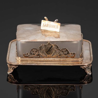 Блюдо для сервировки сардин  (рыбных закусок) в металлической оправе с гербовыми щитами и фигурным хватком, металл, серебрение, гравировка, стекло, матирование,, Западная Европа, 1930-1950 гг.