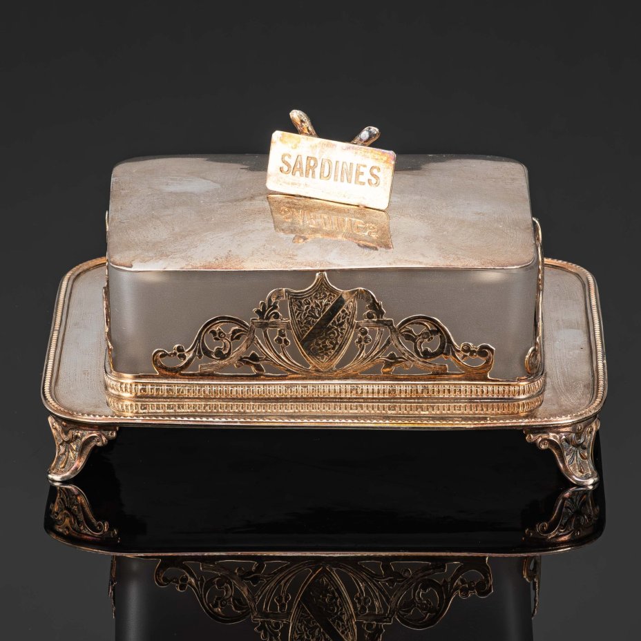 Блюдо для сервировки сардин  (рыбных закусок) в металлической оправе с гербовыми щитами и фигурным хватком, металл, серебрение, гравировка, стекло, матирование,, Западная Европа, 1930-1950 гг.