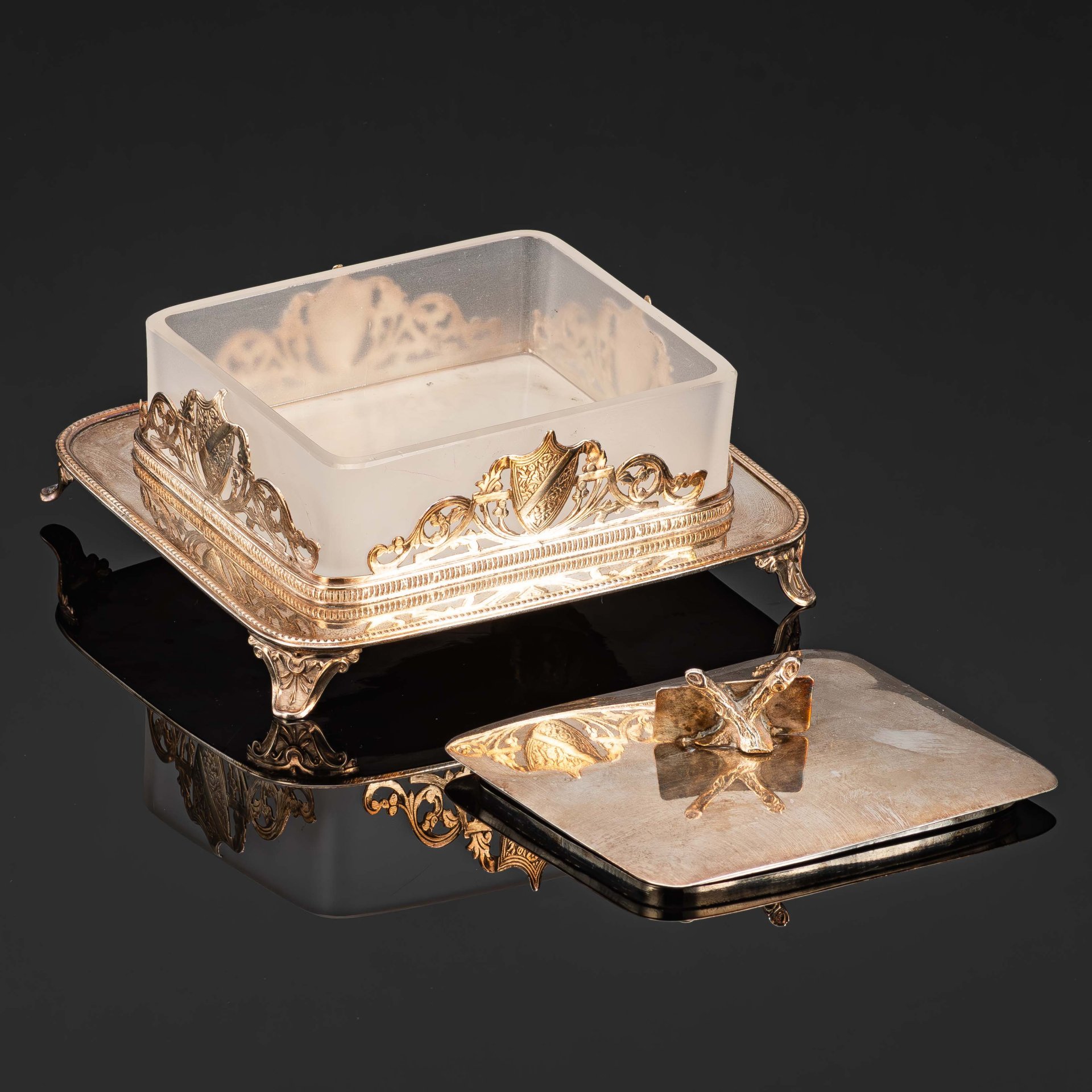 Блюдо для сервировки сардин  (рыбных закусок) в металлической оправе с гербовыми щитами и фигурным хватком, металл, серебрение, гравировка, стекло, матирование,, Западная Европа, 1930-1950 гг.