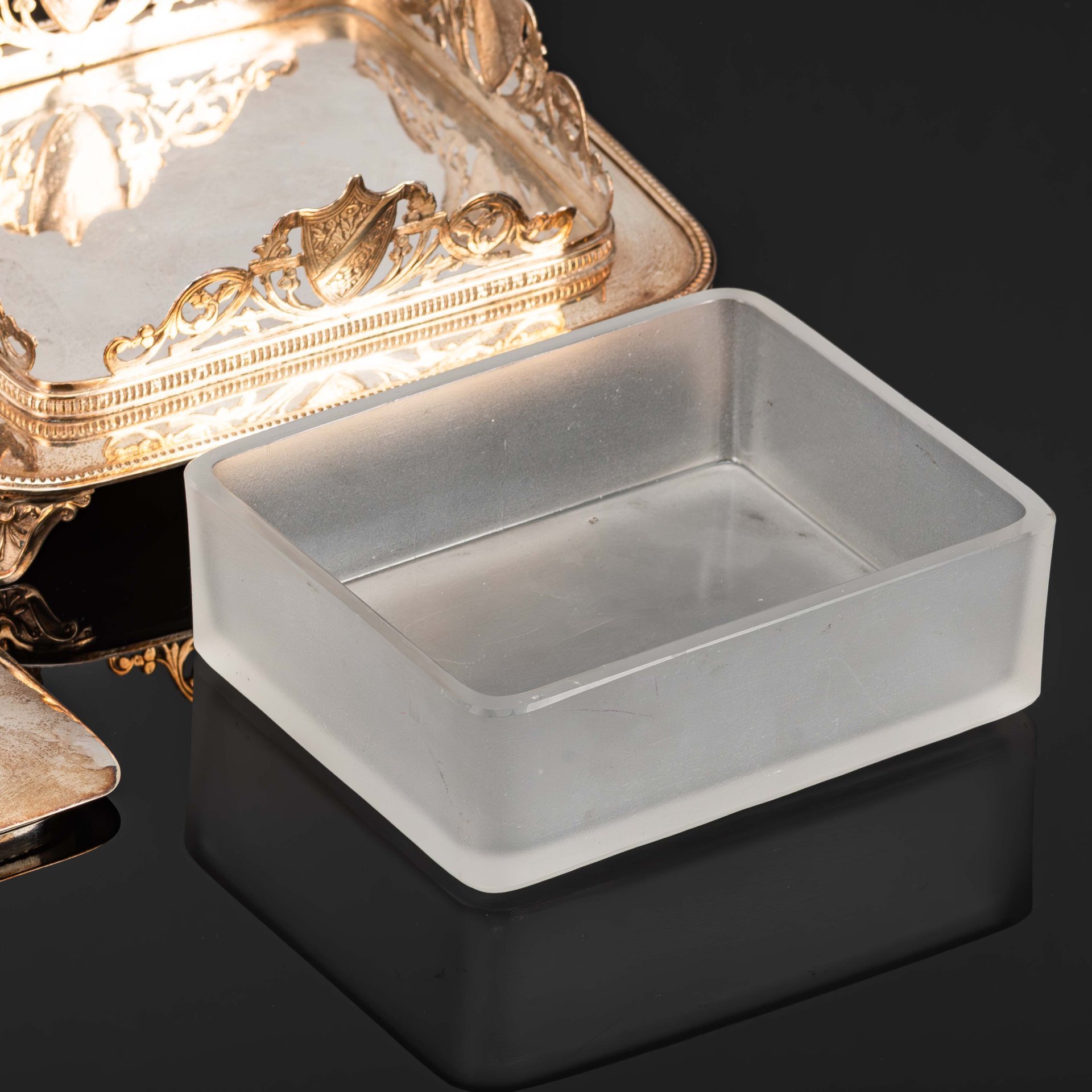 Блюдо для сервировки сардин  (рыбных закусок) в металлической оправе с гербовыми щитами и фигурным хватком, металл, серебрение, гравировка, стекло, матирование,, Западная Европа, 1930-1950 гг.