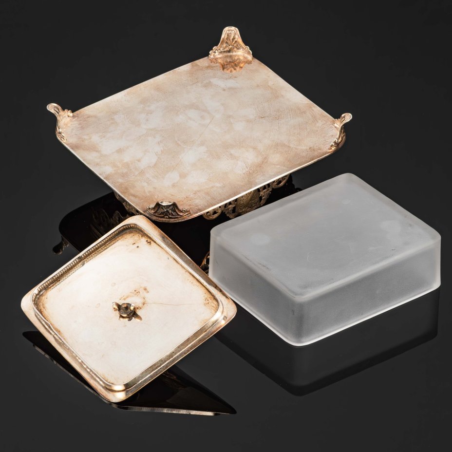 Блюдо для сервировки сардин  (рыбных закусок) в металлической оправе с гербовыми щитами и фигурным хватком