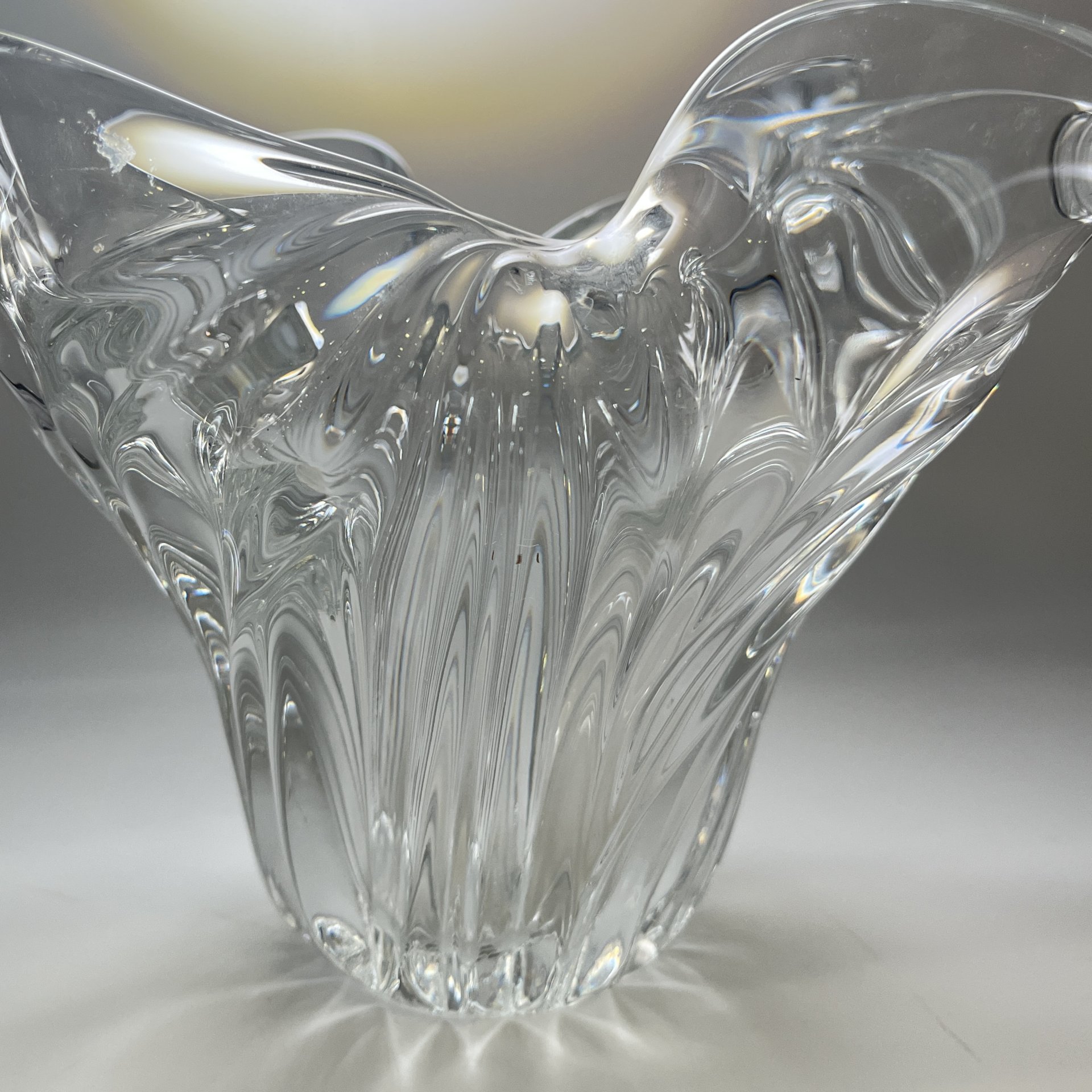 Ваза "Тюльпан", автор Х.М. Пыльд, хрусталь, прессование, свободное моделирование, Ленинградский завод художественного стекла (ЛЗХС), СССР, 1970-1980 гг.