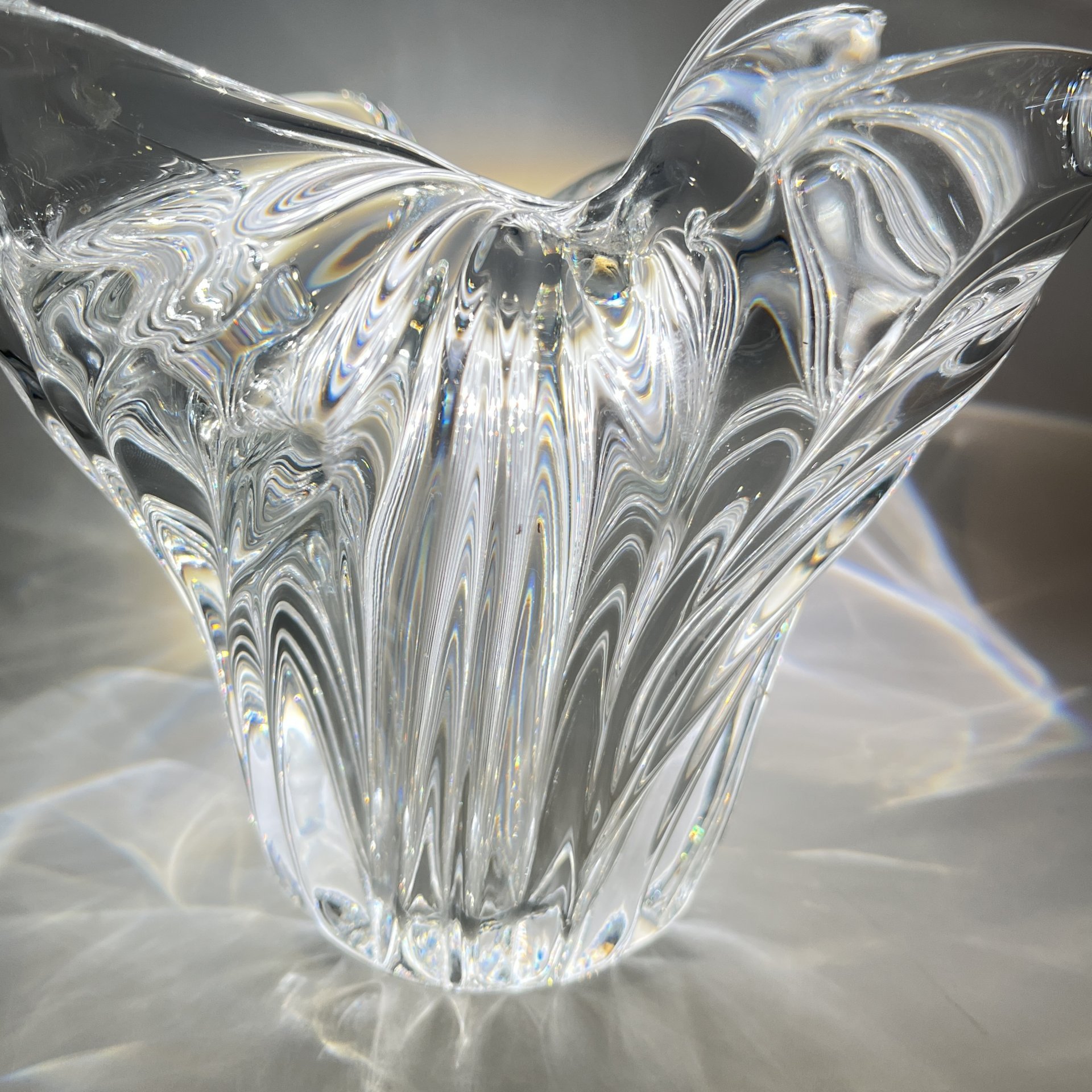 Ваза "Тюльпан", автор Х.М. Пыльд, хрусталь, прессование, свободное моделирование, Ленинградский завод художественного стекла (ЛЗХС), СССР, 1970-1980 гг.
