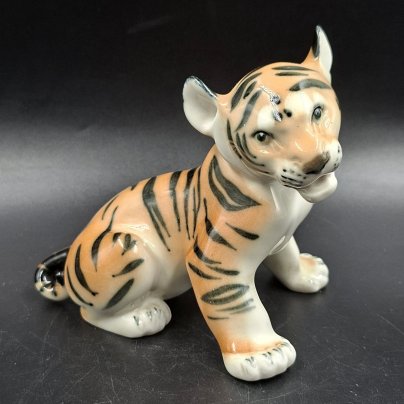 Статуэтка "Тигрёнок", скульптор Б.Я. Воробьев, фарфор, роспись, Ленинградский фарфоровый завод (ЛФЗ), СССР, 1970-1990 гг.