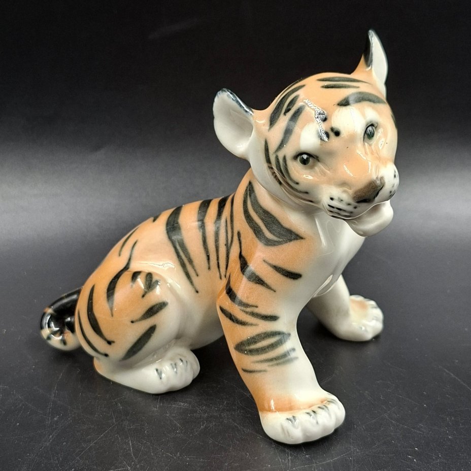 Статуэтка "Тигрёнок", скульптор Б.Я. Воробьев, фарфор, роспись, Ленинградский фарфоровый завод (ЛФЗ), СССР, 1970-1990 гг.