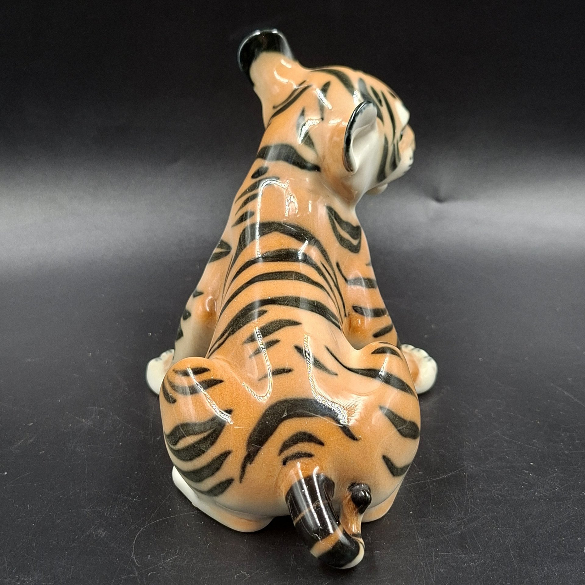 Статуэтка "Тигрёнок", скульптор Б.Я. Воробьев, фарфор, роспись, Ленинградский фарфоровый завод (ЛФЗ), СССР, 1970-1990 гг.