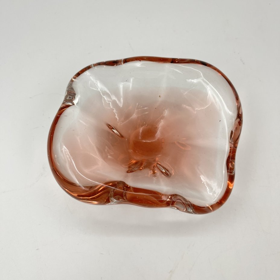 Пепельница розового оттенка необычной формы