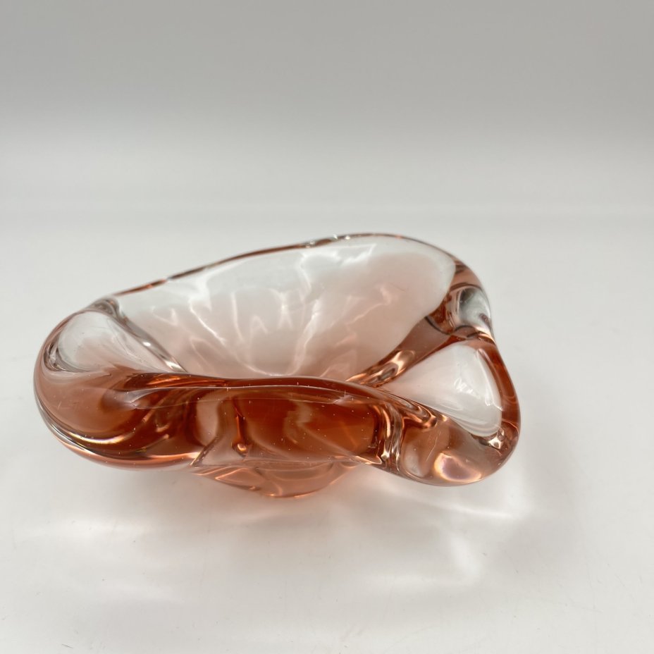 Пепельница розового оттенка необычной формы