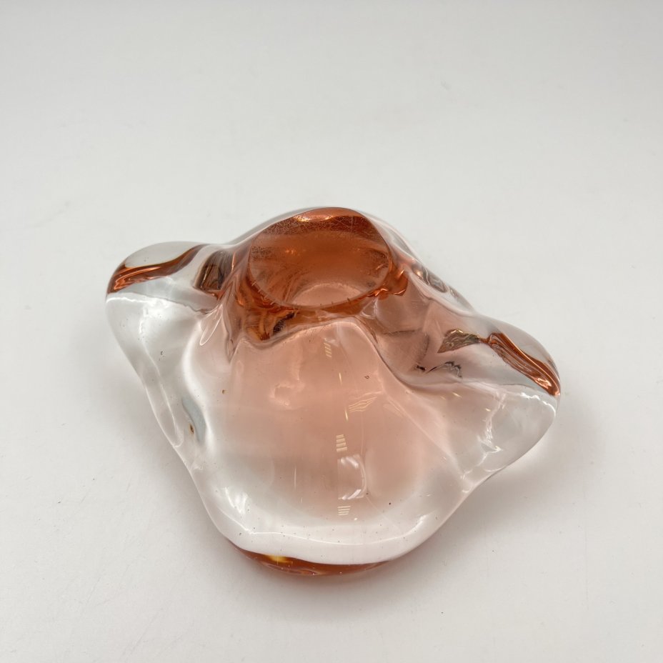 Пепельница розового оттенка необычной формы