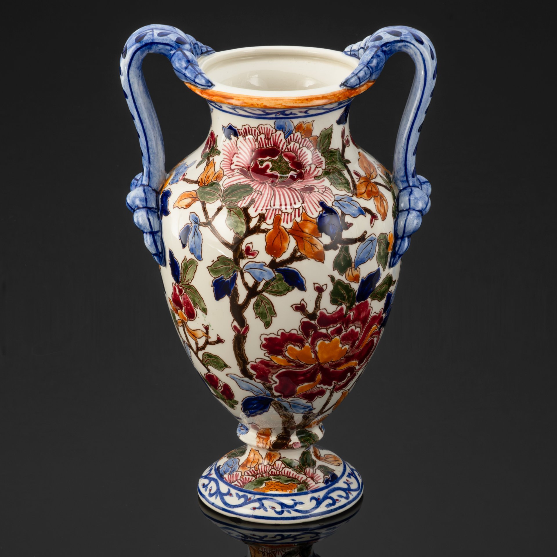 Ваза в форме амфоры, украшенная изображением пионов, Gien, серия Pivoines Bernard, фаянс, роспись, Франция, 1971-1984 гг.