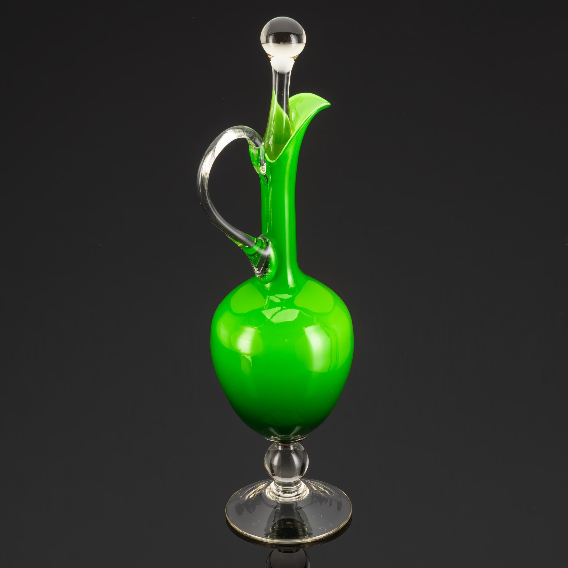 Кувшин  зеленого оттенка на шарообразном основании, стекло, гутная техника, Муранское стекло, Италия, 1970-1990 гг.