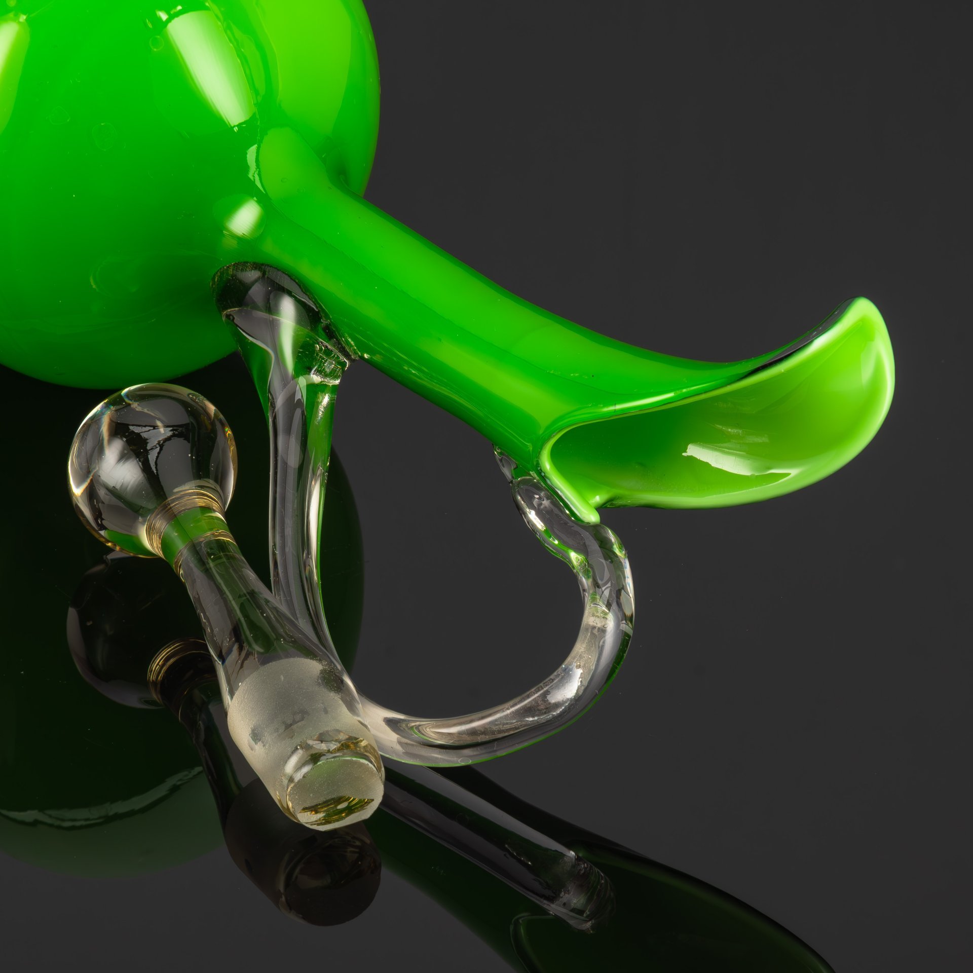 Кувшин  зеленого оттенка на шарообразном основании, стекло, гутная техника, Муранское стекло, Италия, 1970-1990 гг.