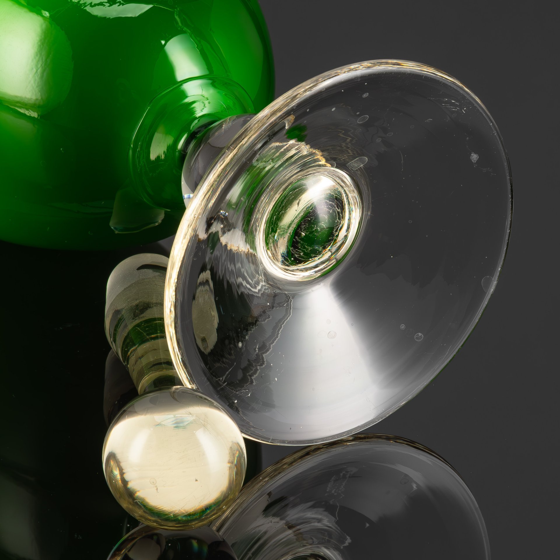 Кувшин  зеленого оттенка на шарообразном основании, стекло, гутная техника, Муранское стекло, Италия, 1970-1990 гг.