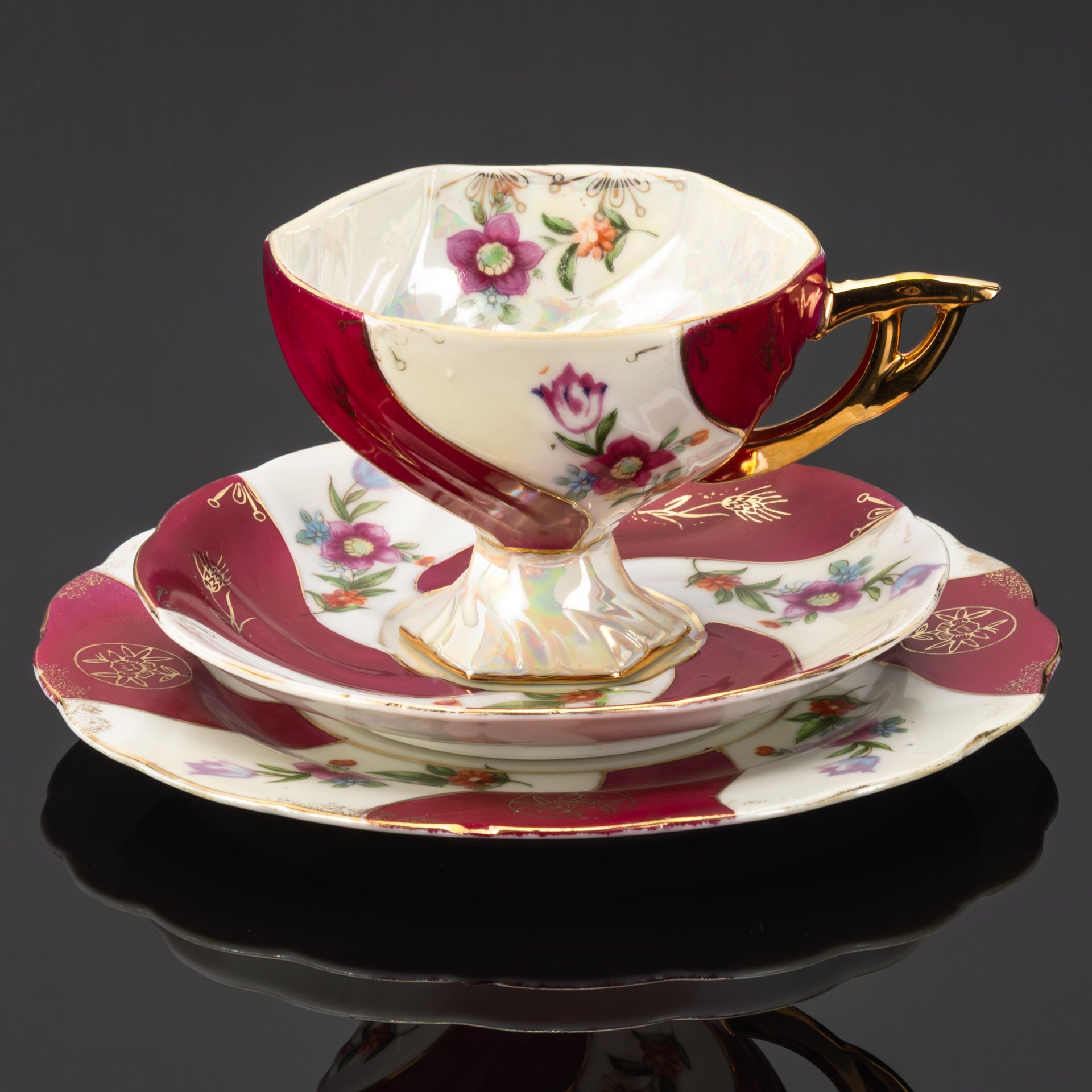 Чайное трио с цветочным узором на малиново-белом фоне, фарфор, люстр, крытье, деколь, золочение, Западная Европа, 1950-1970 гг.