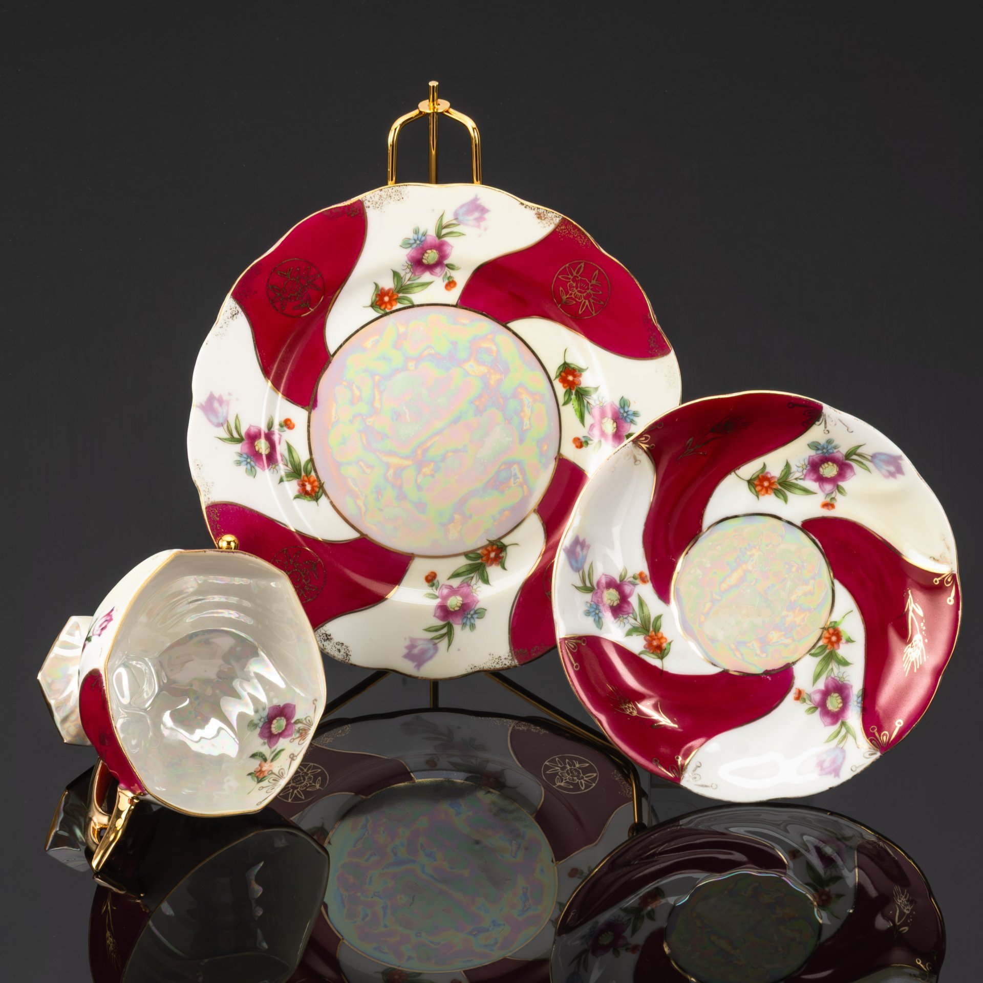 Чайное трио с цветочным узором на малиново-белом фоне, фарфор, люстр, крытье, деколь, золочение, Западная Европа, 1950-1970 гг.