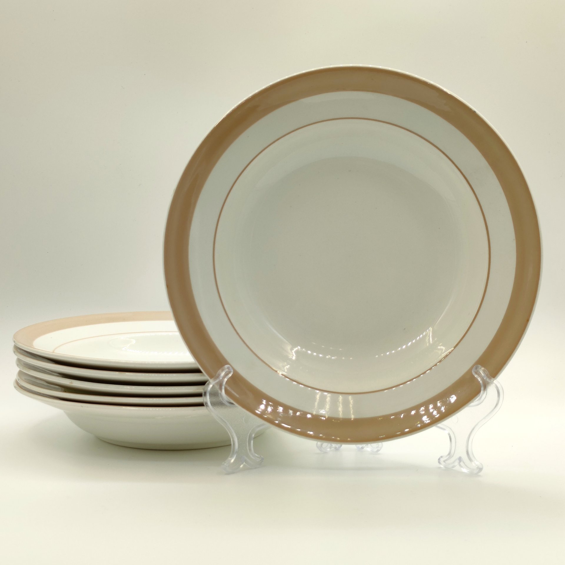 Набор суповых тарелок с бежевым кантом на 6 персон, фаянс, Конаковский фаянсовый завод им. М.И. Калинина (ЗиК Конаково), СССР, 1962-1991 гг.