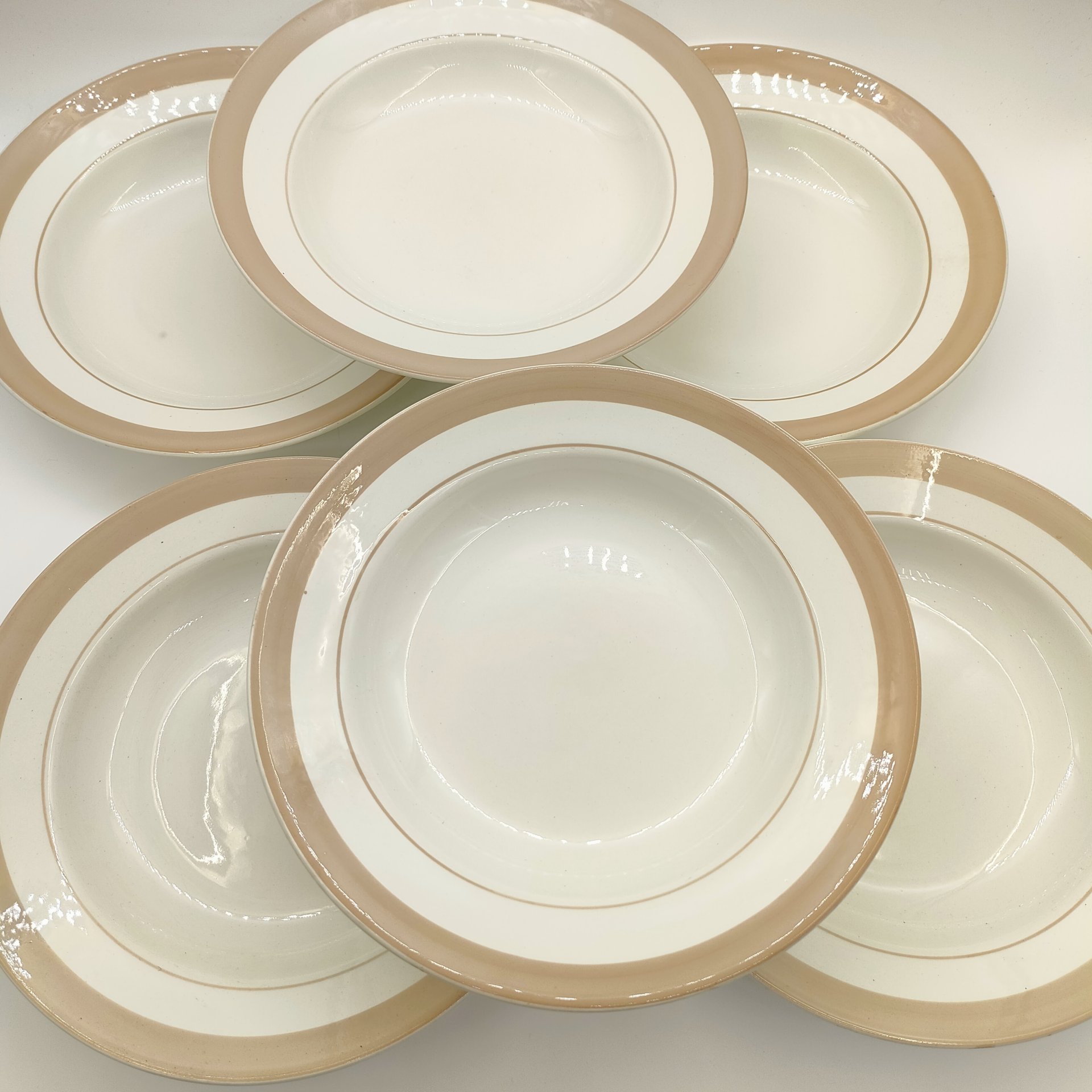 Набор суповых тарелок с бежевым кантом на 6 персон, фаянс, Конаковский фаянсовый завод им. М.И. Калинина (ЗиК Конаково), СССР, 1962-1991 гг.